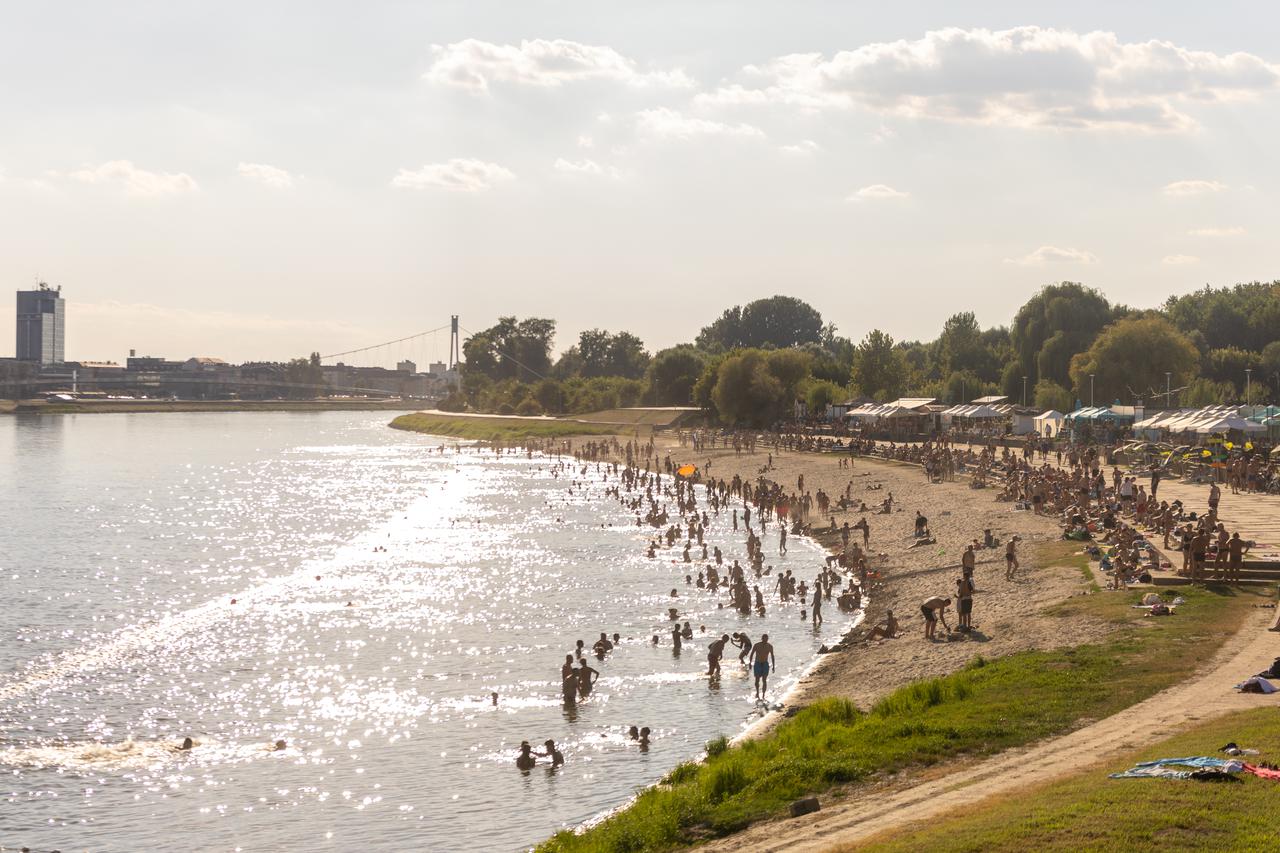 Osijek: Spas od vrućina mnogi su potražili na popularnoj gradskoj plaži