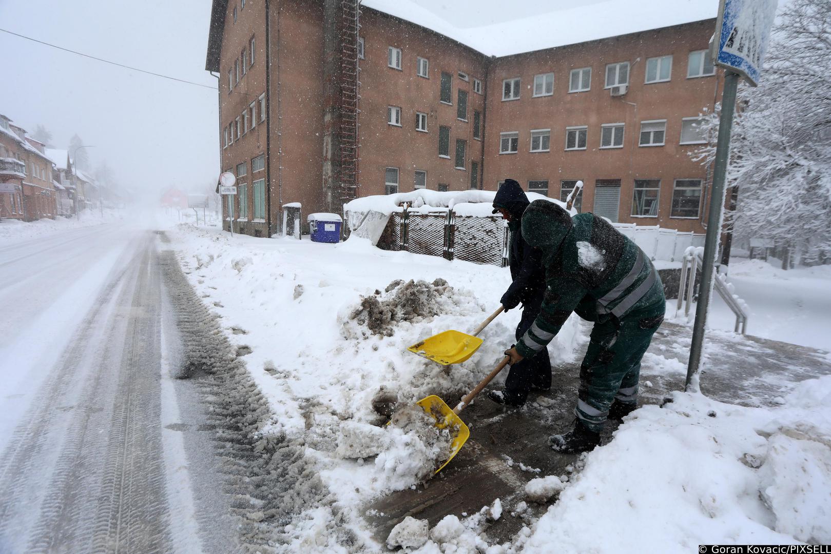 26.02.2023., Delnice - Snjezno nevrijeme u Gorskom kotaru. Ljudi lopatama ciste snijeg s ulica. Photo: Goran Kovacic/PIXSELL