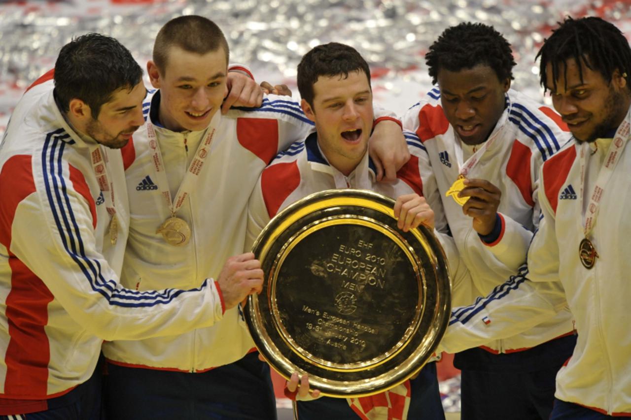 '(FromL) France\'s Nikola Karabatic, France\'s Xavier Barachet, France\'s Guillaume Joli, France\'s Luc Abalo and France\'s Cedric Sorhaindo celebrate their team\'s victory on January 31, 2010, during