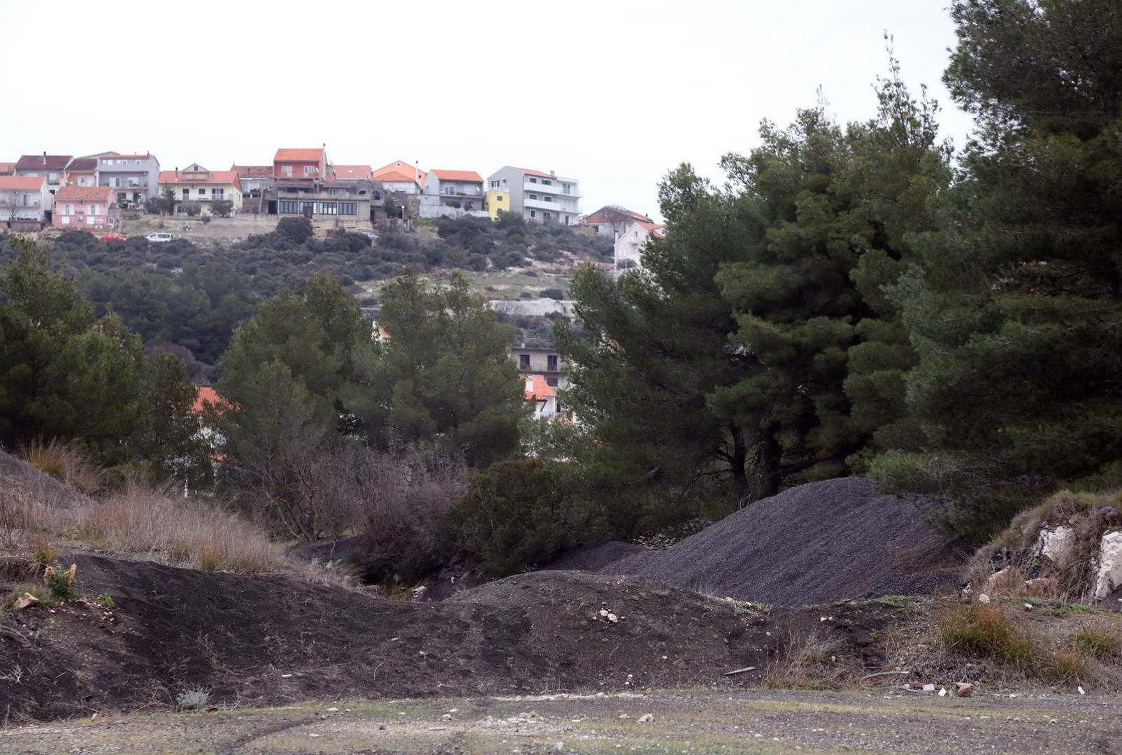 25.02.2023., Sibenik - Ostaci otpadne troske na terenu bivse tvornice elektroda i feroleguta TEF u Sibeniku.
  Photo: Dusko Jaramaz/PIXSELL