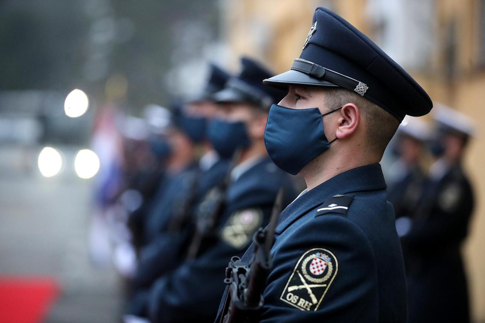 21.12.2020., Zagreb - Predsjednik Republike i vrhovni zapovjednik Oruzanih snaga Republike Hrvatske Zoran Milanovic, uz ministra obrane Maria Banozica i nacelnika Glavnog stozera Oruzanih snaga RH admirala Roberta Hranja sudjelovao je na obiljezavanju 29. obljetnice osnutka Hrvatskog vojnog ucilista Dr. Franjo Tudjman i svecanoj promociji polaznika preddiplomskih i diplomskih sveucilisnih studija Vojno inzenjerstvo i Vojno vodjenje i upravljanje, koja se odrzala u vojarni Petar Zrinski na Hrvatskom vojnom ucilistu Doktor Franjo Tudjman. 
Photo: Goran Stanzl/PIXSELL