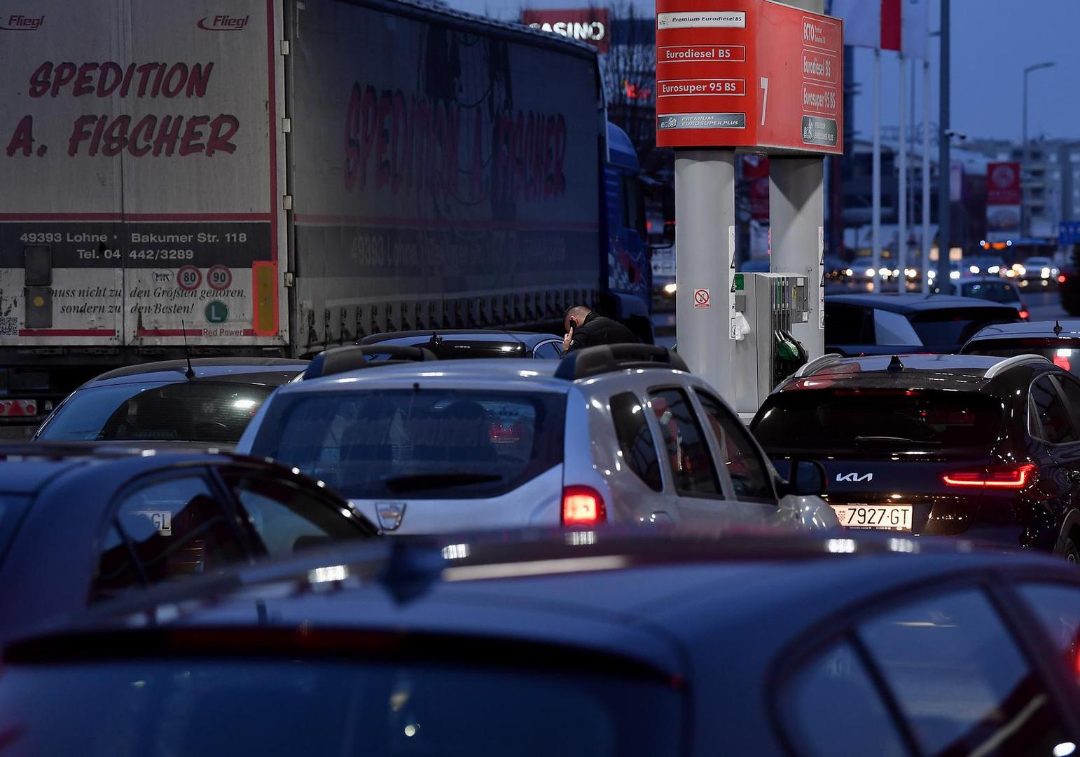 07.03.2022., Zagreb - Zbog poskupljena naftnih derivata stvaraju su guzve na benzinskim postajama.  Photo: Marko Lukunic/PIXSELL