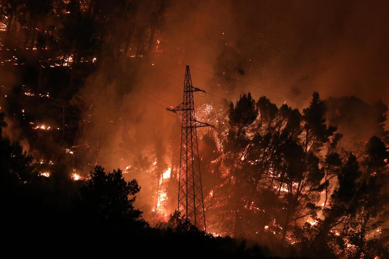 Tučepi: Vatra prodrla u Park prirode Biokovo, zahvatila i ranč, kuće i vozila