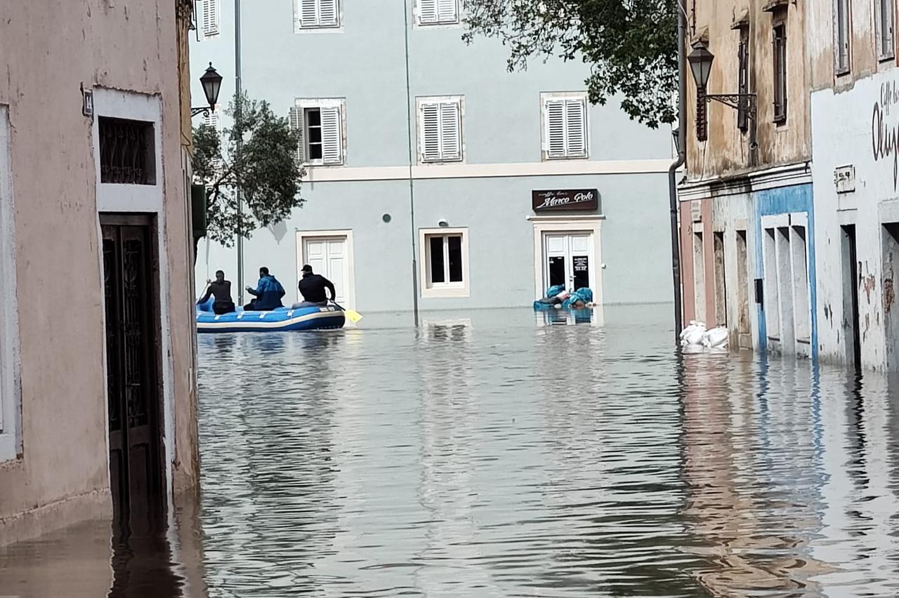 Pogled iz zraka na poplavljeni Obrovac