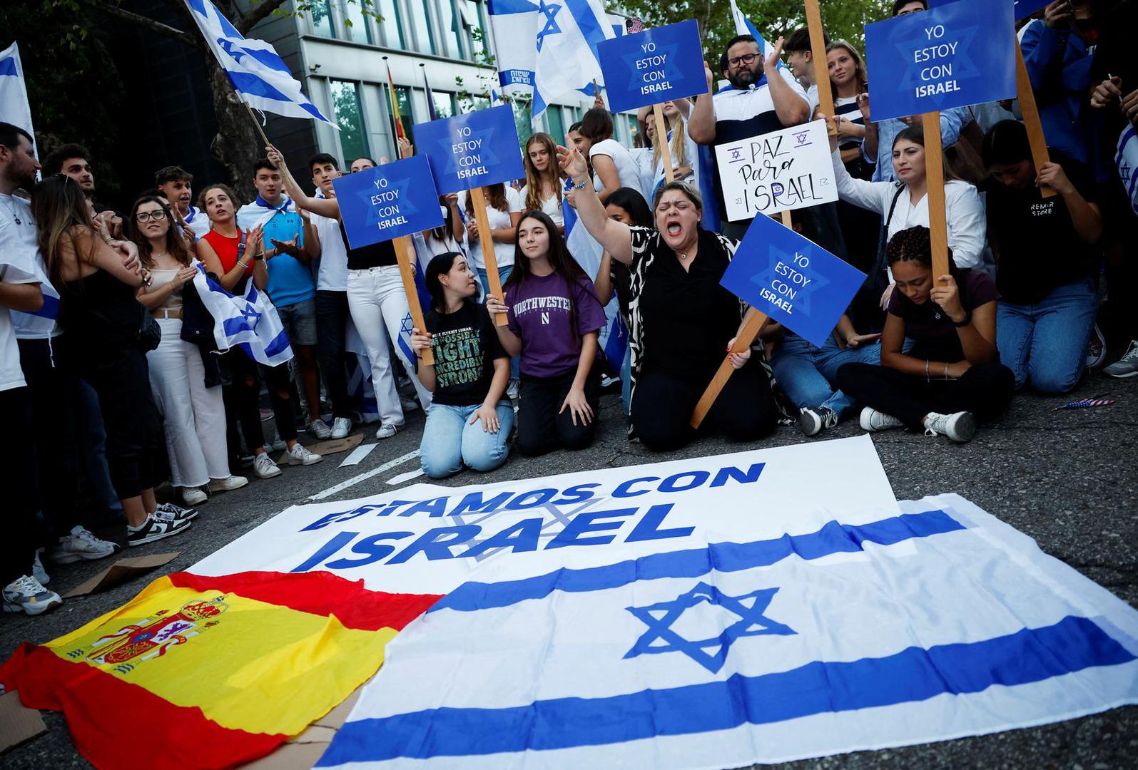 Demonstrators protest in support of Israel outside the Israel embassy in Madrid, Spain, October 10, 2023. REUTERS/Juan Medina Photo: JUAN MEDINA/REUTERS