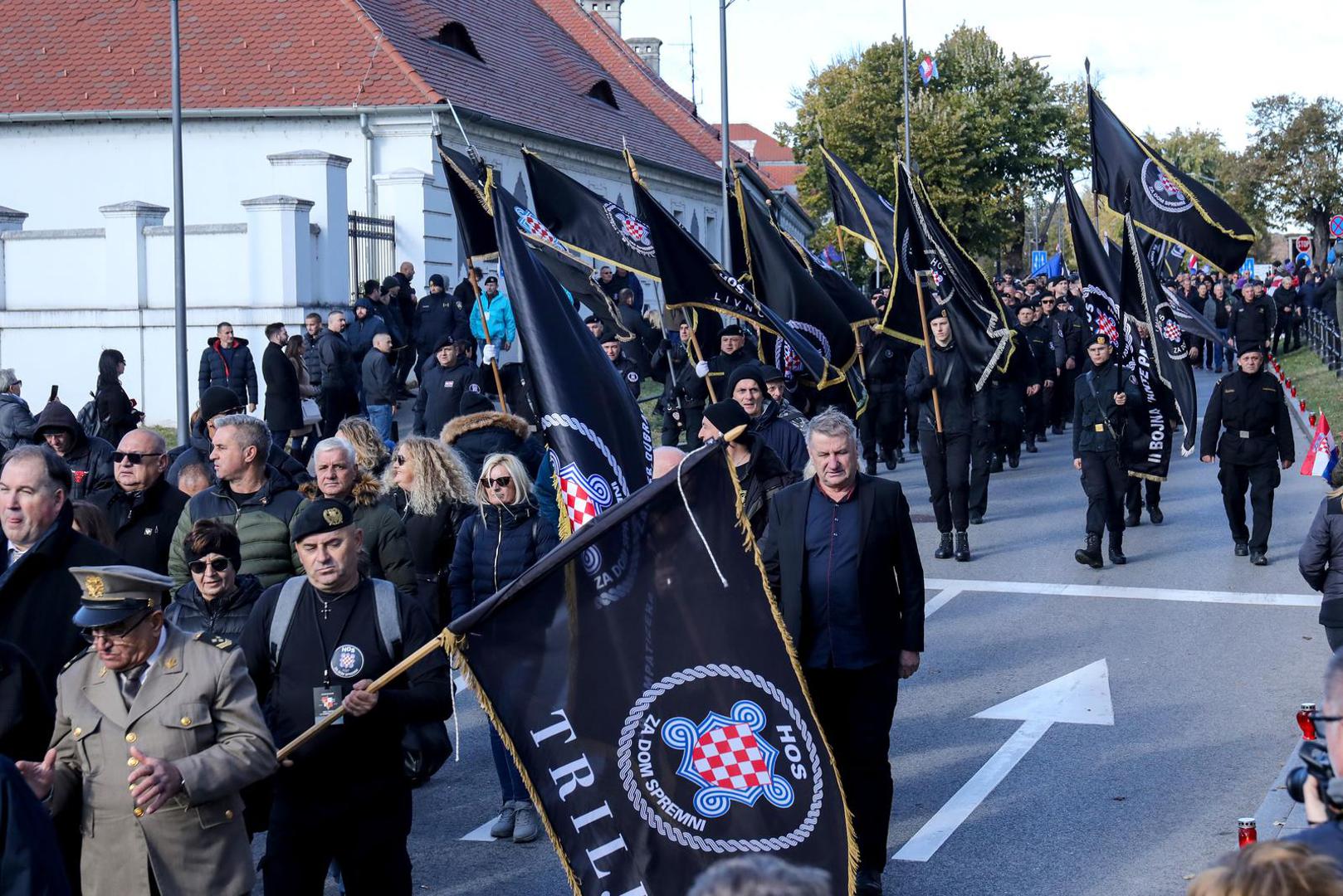 18.11.2023. Vukovar - Pod geslom "Vukovar - moj izbor i u dobru i u zlu" u Vukovaru se obiljezava 32. godisnjica vukovarske tragedije i stradanja u Domovinskom ratu. Kolona sjecanja koju predvode hrvatski branitelji Vukovara zajedno s clanovima obitelji poginulih, nestalih, ubijenih, nasilno odvedenih i umrlih hrvatskih branitelja Vukovara na celu s pripadnicima Hrvatskih obrambenih snaga koji su branili Vukovar.  Photo: Emica Elvedji/PIXSELL