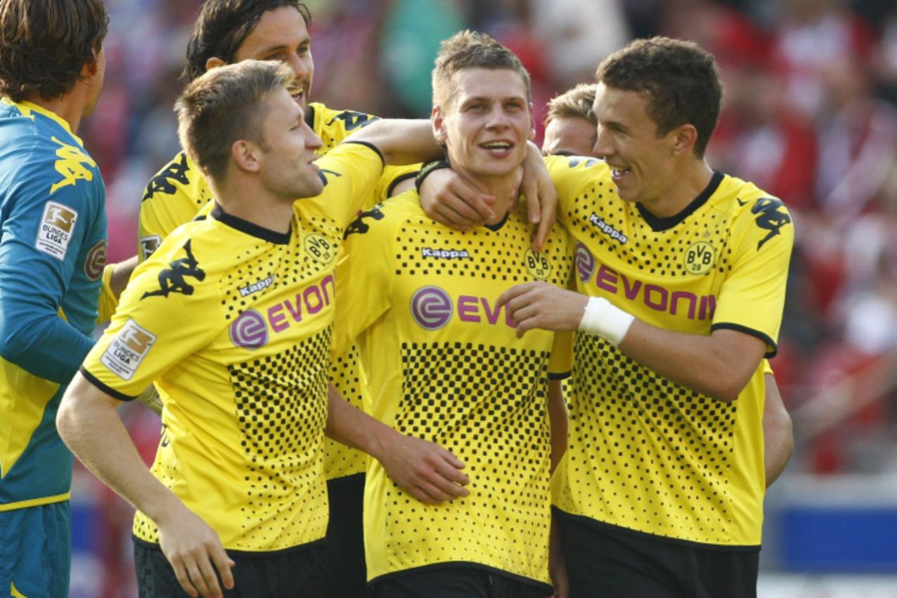 'Borussia Dortmund\'s Lukasz Piszczek (C) celebrates victory with his team mates Jakub Blaszczykowski and Ivan Perisic (R) during their German Bundesliga soccer match against Mainz 05 in Mainz Septemb