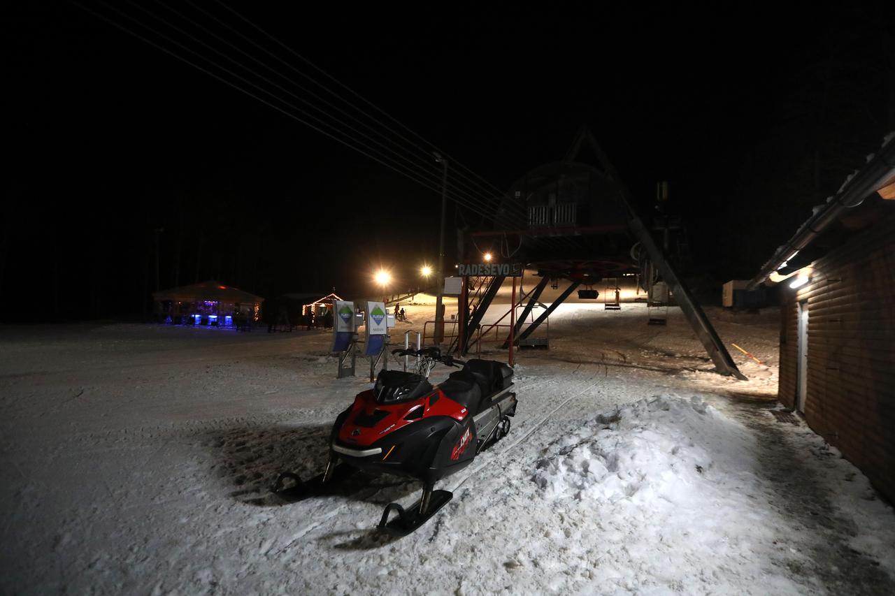 Prvi dan noćnog skijanja na sklijalištu Platak 