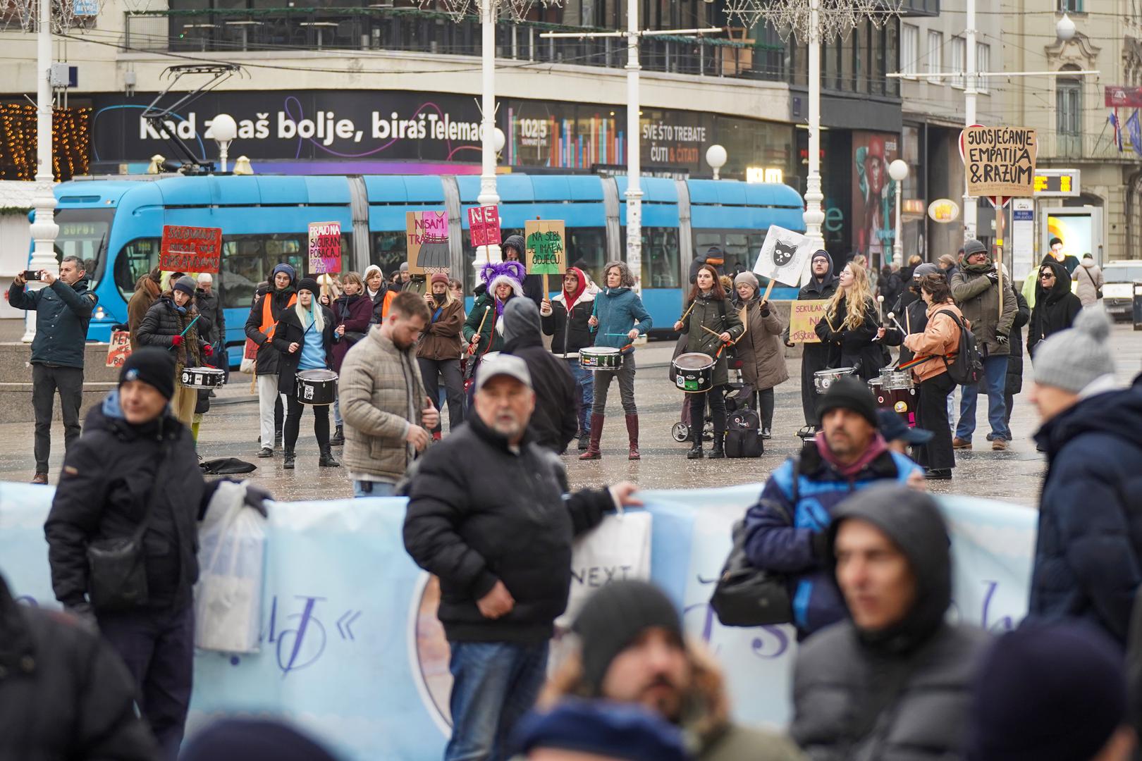 4.1.2025., Zagreb - Kao i svake prve subote u mjesecu, na Trgu bana Josipa Jelačića okupili su se molitelji s jedne strane i prosvjednici sa druge. Photo: Patricija Flikac/PIXSELL