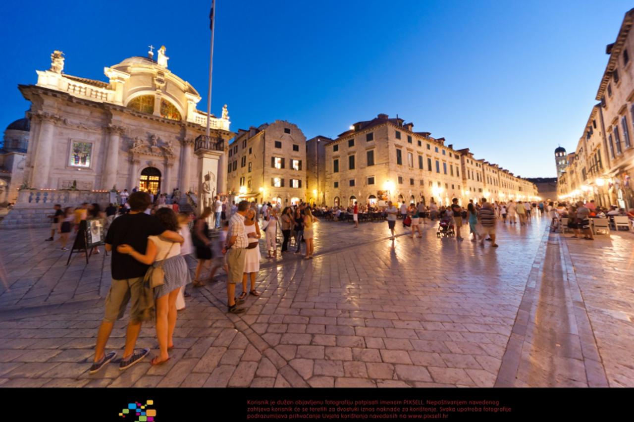 '23.06.2011., Stradun, Dubrovnik - Nocna slika ljetnog straduna. Photo: Grgo Jelavic/PIXSELL'