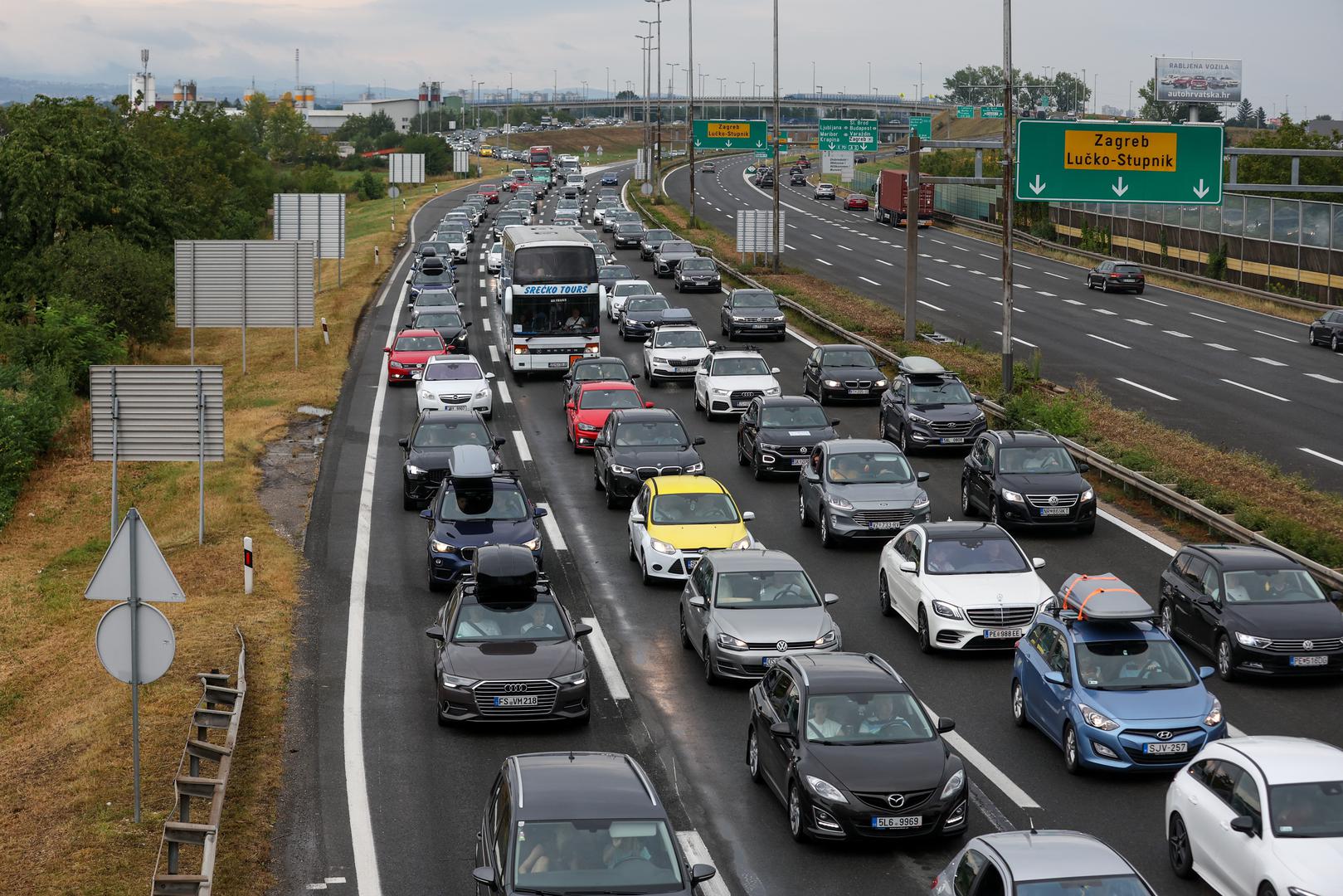 Kolona pred naplatnom postajom Lučko u 11 sati dugačka je oko kilometar.