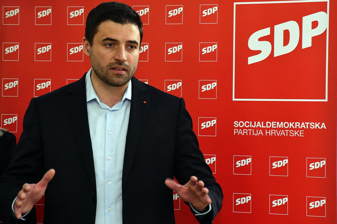 Slavonski Brod: Konferencija za medije predsjednika SDP-a Davora Bernardića