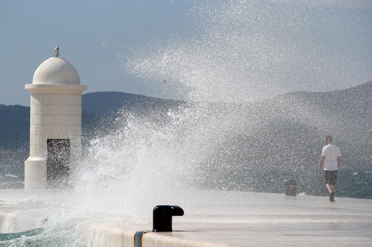 Zadar: Veliki valovi na rivi oduševili turiste