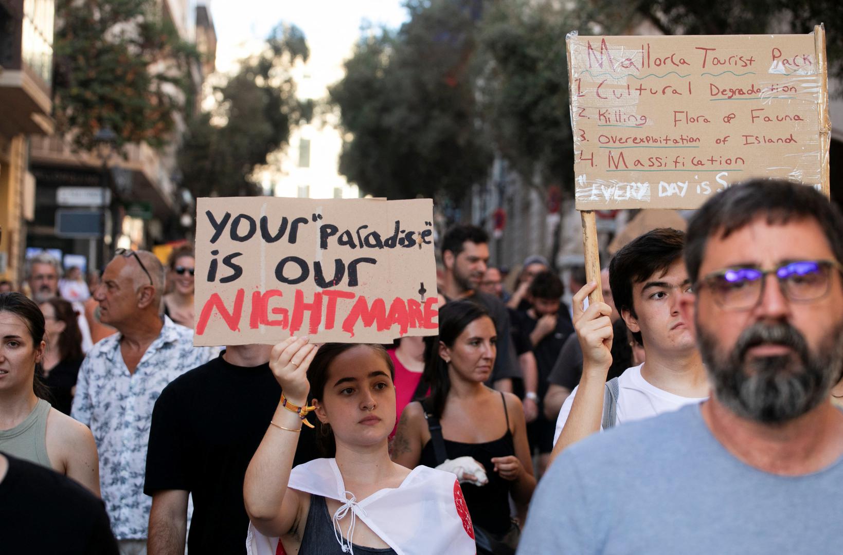 Mallorca, Španjolska: 21. srpnja tisuće ljudi prosvjedovale su na Mallorci protiv negativnih učinaka prekomjernog turizma. Prosvjednici tvrde da nekontrolirani broj posjetitelja dovodi do pada plaća, gubitka kvalitete života, buke i poskupljenja stanova – kako za najam, tako i za buduće vlasnike. Pokret ‘Menys Turisme Més Vida’ (Manje turizma, više života) koristi slogan: ‘Promijenimo smjer, postavimo ograničenja turizmu’. Na jednom od prosvjeda, Mallorčani su ‘okupirali’ plažu Calo des Moro držeći natpise ‘stranci van’ i ‘SOS stanovnici’.