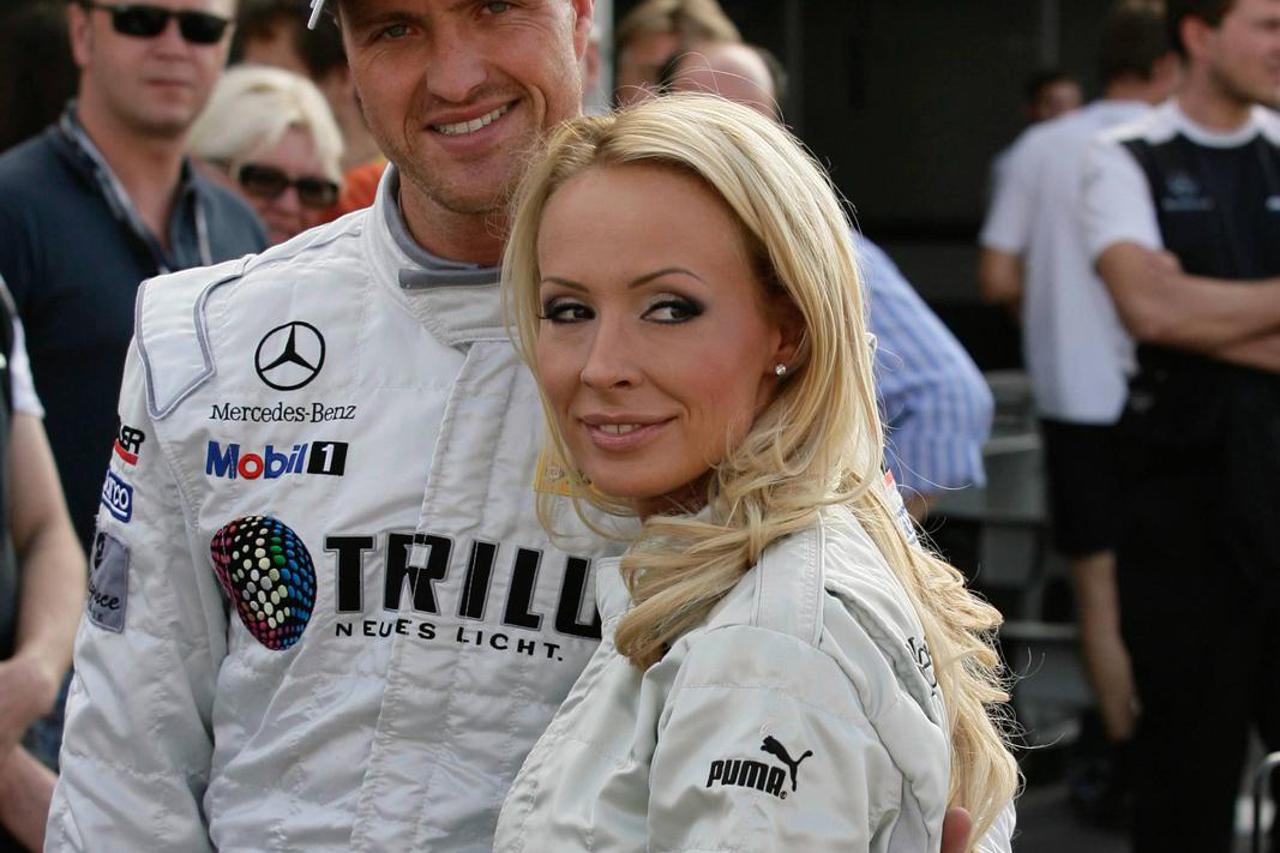Halle: Supriga Ralfa Schumachera, Cora, zabavljala se na utrci i u live emisiji