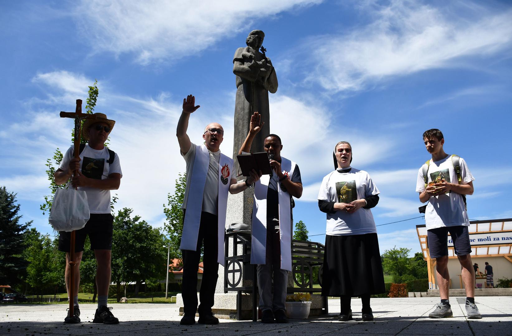 12.06.2020. Podvinje, Polazak hodocasnika-pjesaka ispred Zupe sv. Antuna Padovanskog u Podvinju na Dane svetog Ante u Gornjim Mocilima (BiH).
Photo: Ivica Galovic/ PIXSELL