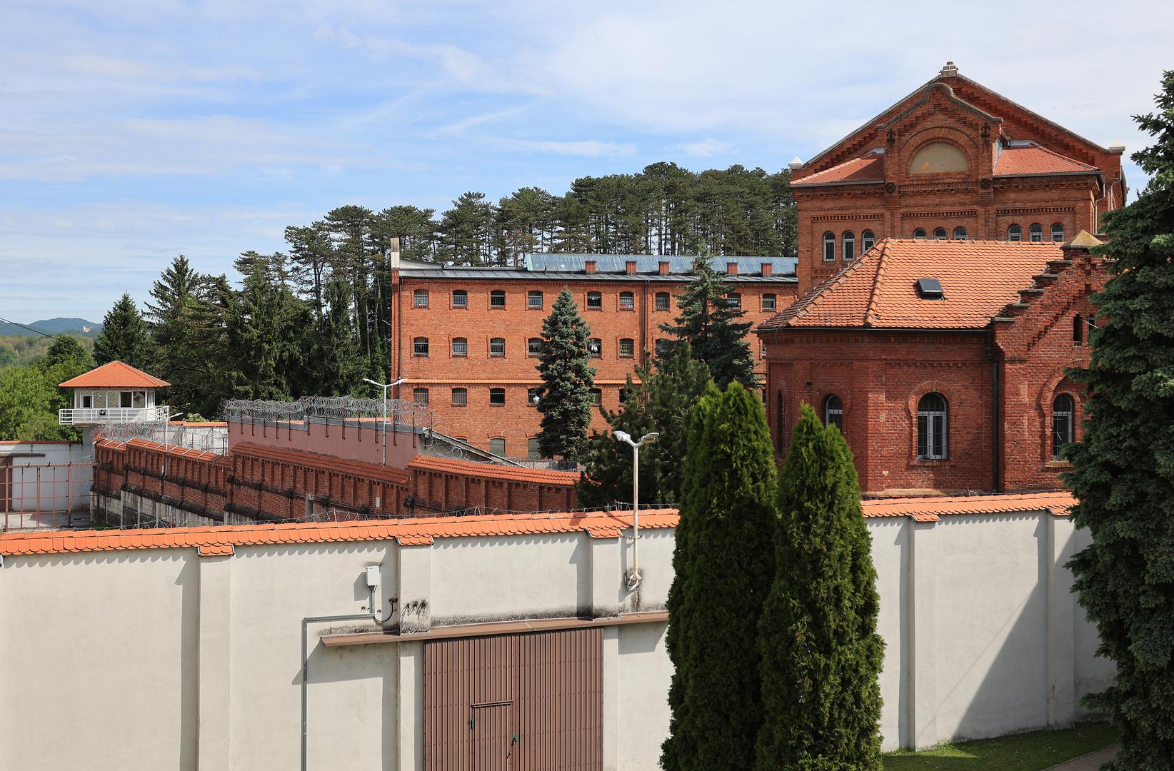 Oni čitaju Zvonimira Majdaka, odnosno njegove erotske romane „Želim još puno puta“ i „Gospođa“ koje je pisao pod pseudonimom Suzana Rog, a u vrhu posudba su Kenan Crnkić i "Pazi kojeg vuka hraniš“ te Pavao Pavličić s „Krvnom vezom“.