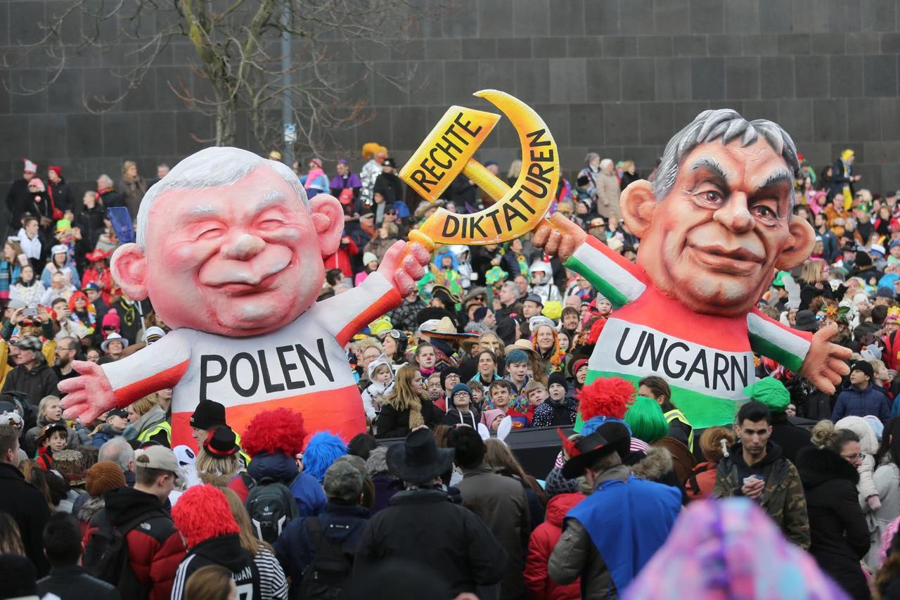 Carnival Monday at the Rhine - Duesseldorf