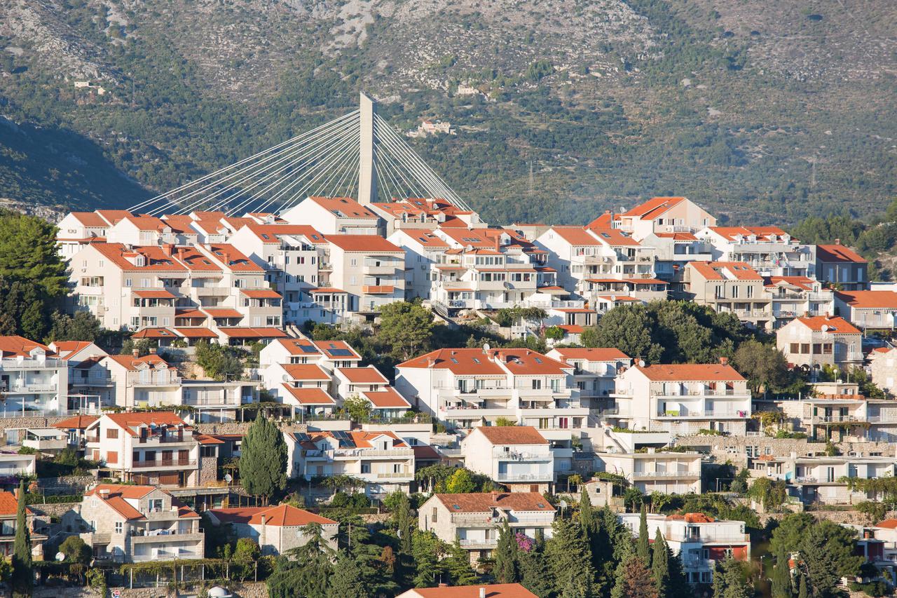 Pogled na uvalu Lapad, nekretnine