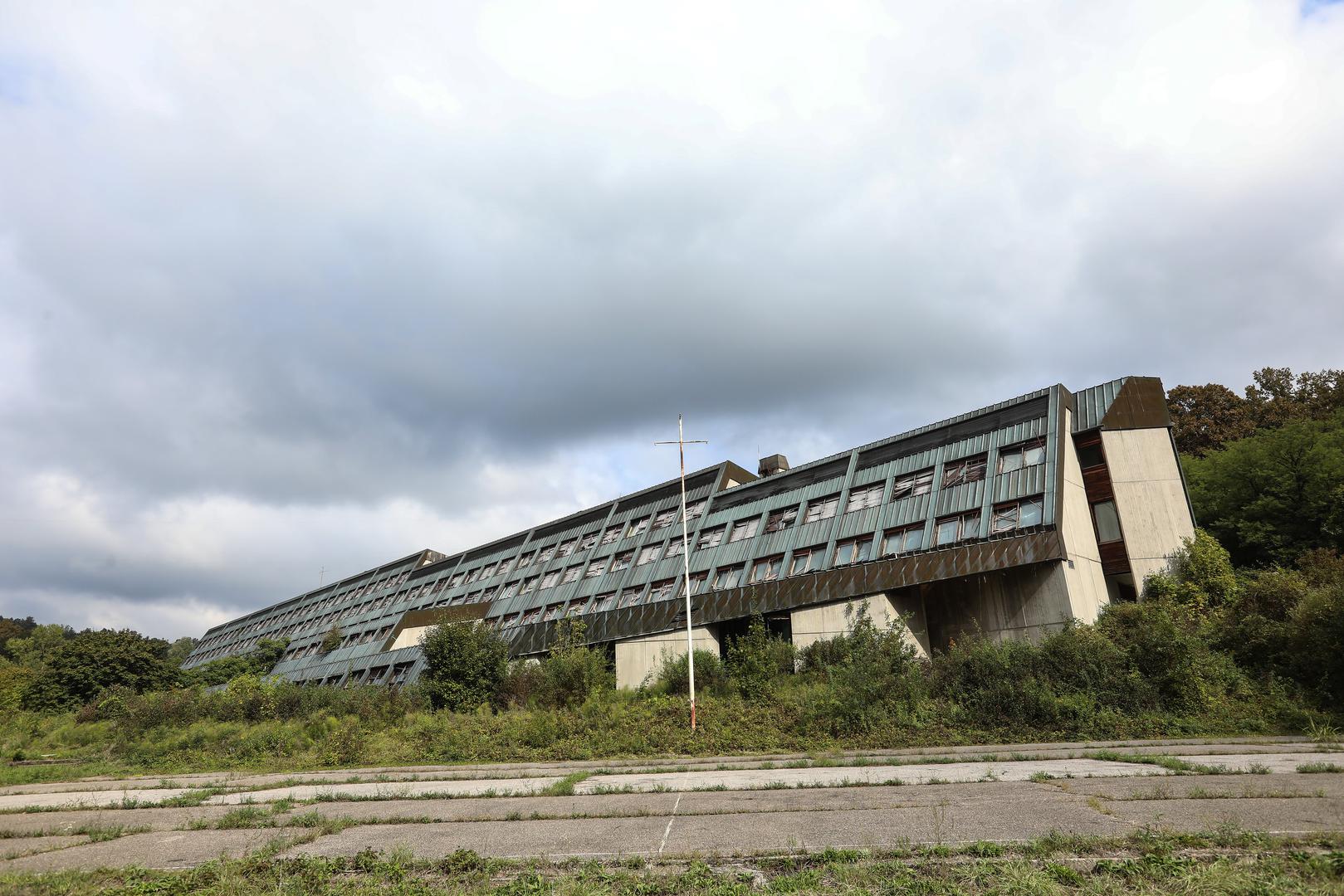 Velebno zdanje izgrađeno 1981., koje je nekoć bilo središnja obrazovna institucija za kadrove Saveza komunista Jugoslavije, napušteno je i prepušteno zubu vremena. 