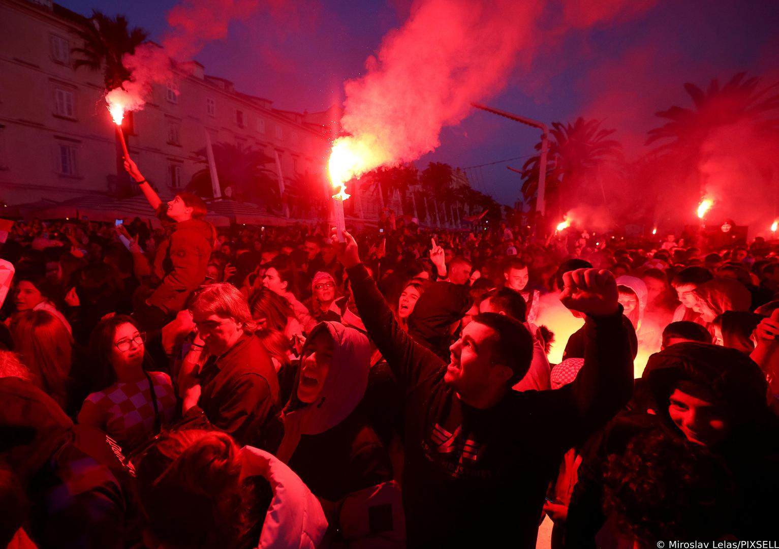 19.12.2022., Split - Splicani na rivi organizirali svecani docek za Vatrene reprezentativceMarka Livaju, Ivu Grbica, Maria Pasalica, Ivana Perisica, Josipa Juranovica i Nikolu Vlasica.  Photo: Miroslav Lelas/PIXSELL