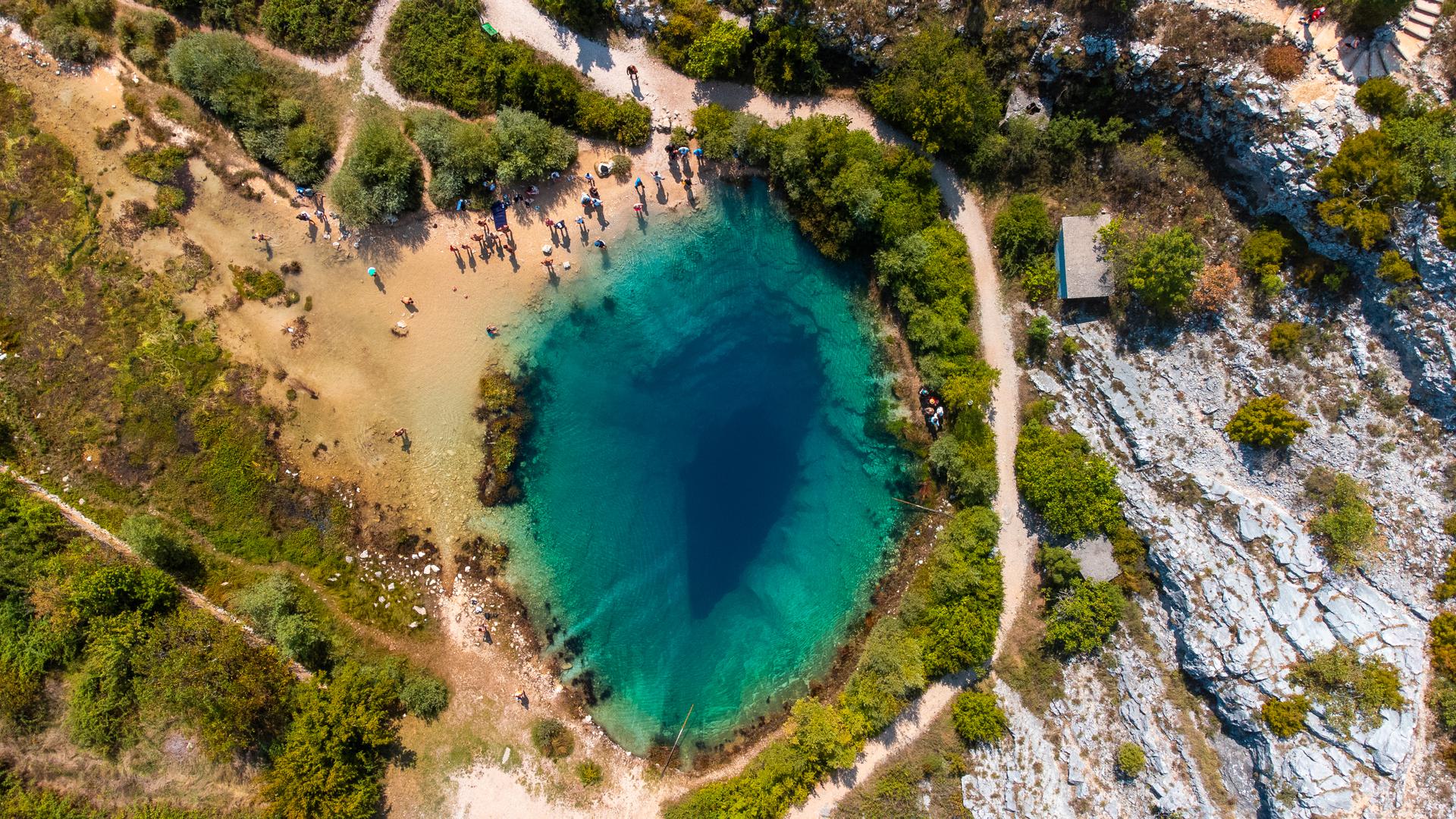 Veliko Vrilo je jedan od glavnih izvora rijeke Cetine, smješten u podnožju planine Dinare, u blizini sela Cetina nedaleko od Vrlike.