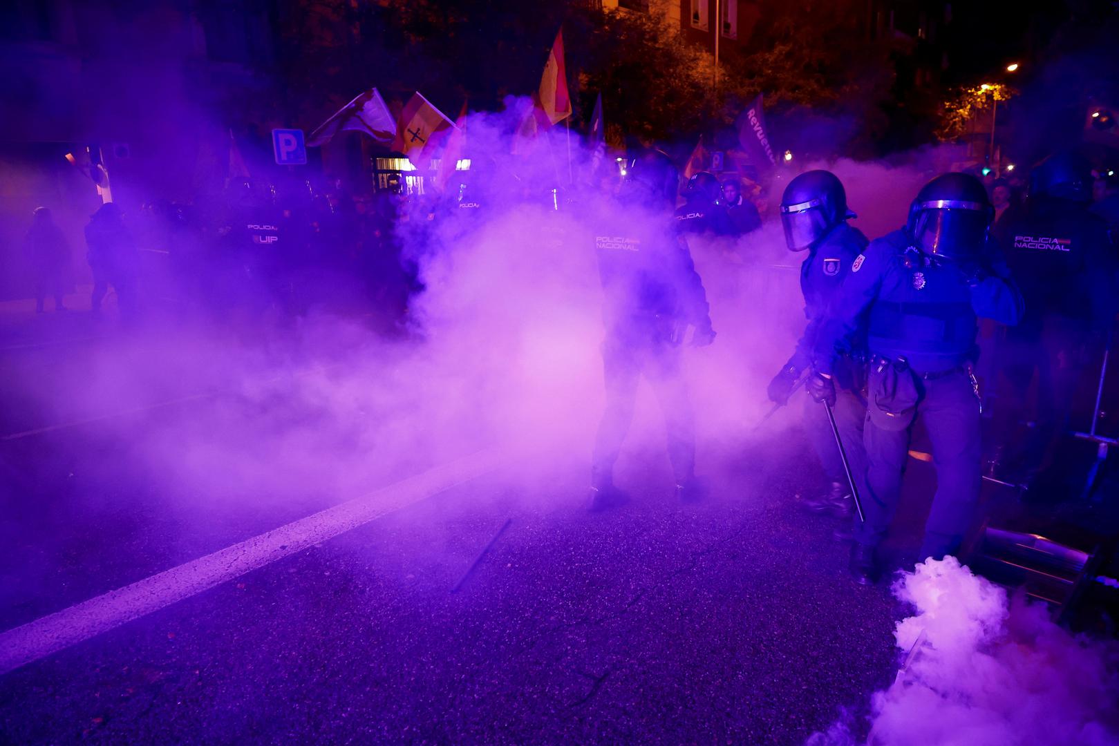 Spanish riot police launches tear gas during a protest near to Spain's Socialists Party (PSOE) headquarters, following acting PM Pedro Sanchez negotiations for granting an amnesty to people involved with Catalonia's failed 2017 independence bid in Madrid, Spain, November 6, 2023. REUTERS/Juan Medina Photo: JUAN MEDINA/REUTERS