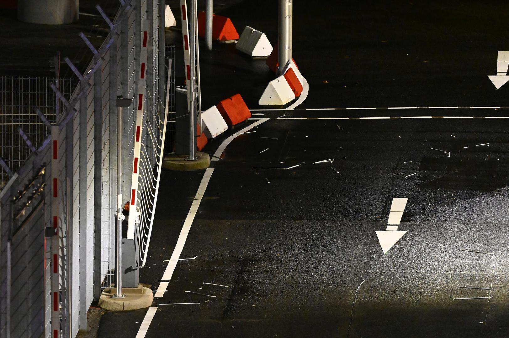 04 November 2023, Hamburg: A damaged barrier through which a man allegedly crashed his car at the airport. Hamburg Airport has been closed after a vehicle entered the premises. A gunman had broken through a gate with his vehicle and had already fired twice into the air, a spokesman for the federal police said on Saturday evening. Photo: Jonas Walzberg/dpa Photo: Jonas Walzberg/DPA