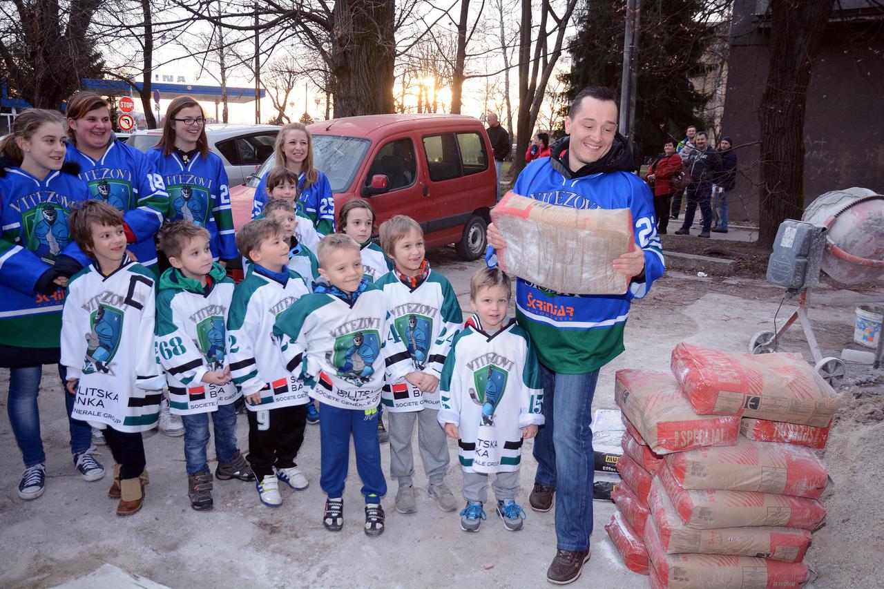 02.02.2016., Sisak - Mlade hokejasice i hokejasi HK Sisak obisli su gradiliste buduce Sobe cuda, a koju je Grad Sisak poklonio Udruzi osoba s invaliditetom Sisacko-moslavacke zupanije, a u koja ce biti uredjena za sprovodjenje terapije za djecu s poteskoc