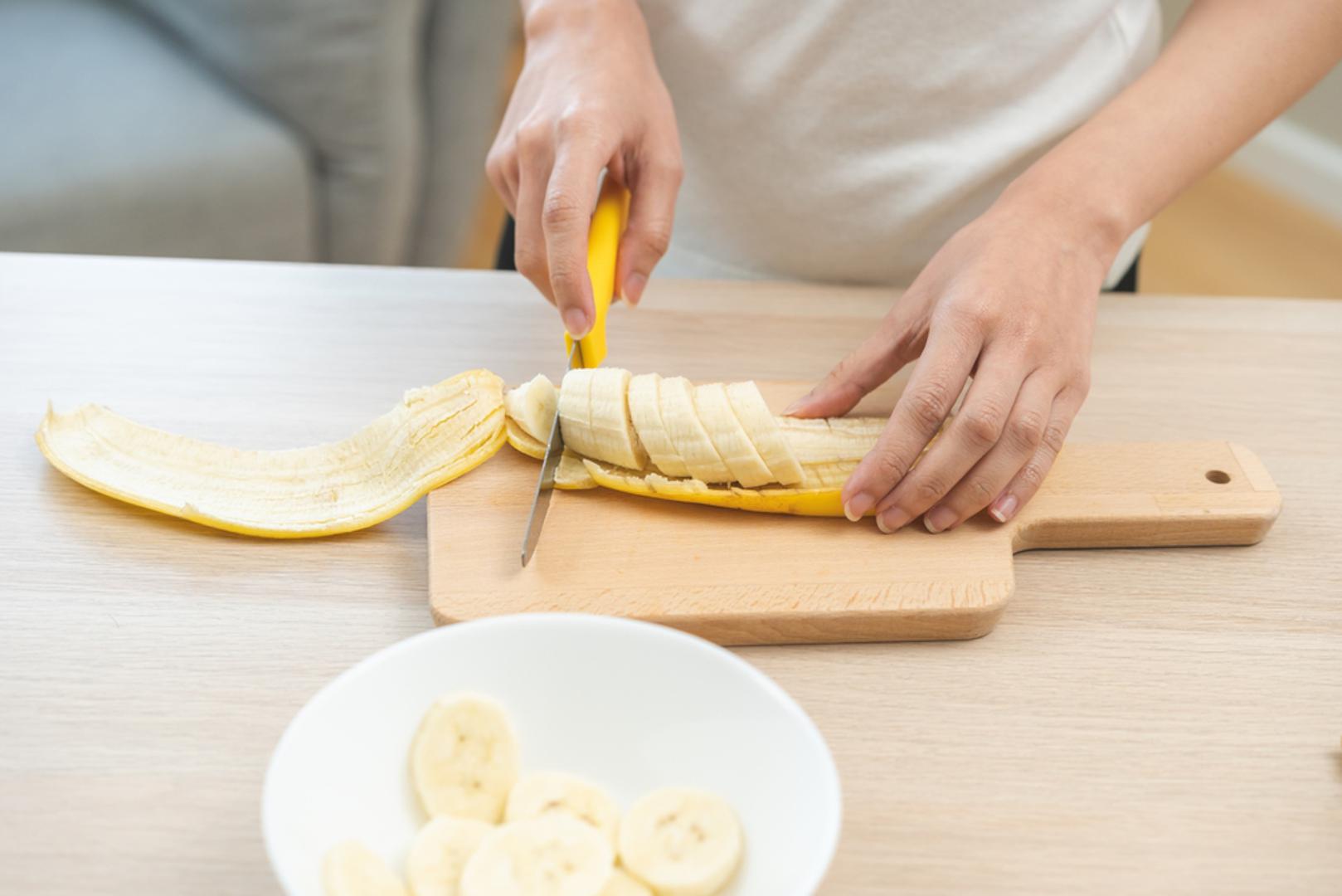 Banane: Bogate kalijem i vlaknima, banane pomažu u regulaciji tekućine u tijelu. Najbolje ih je konzumirati kao međuobrok, u smoothiejima te kombinaciji s jogurtom