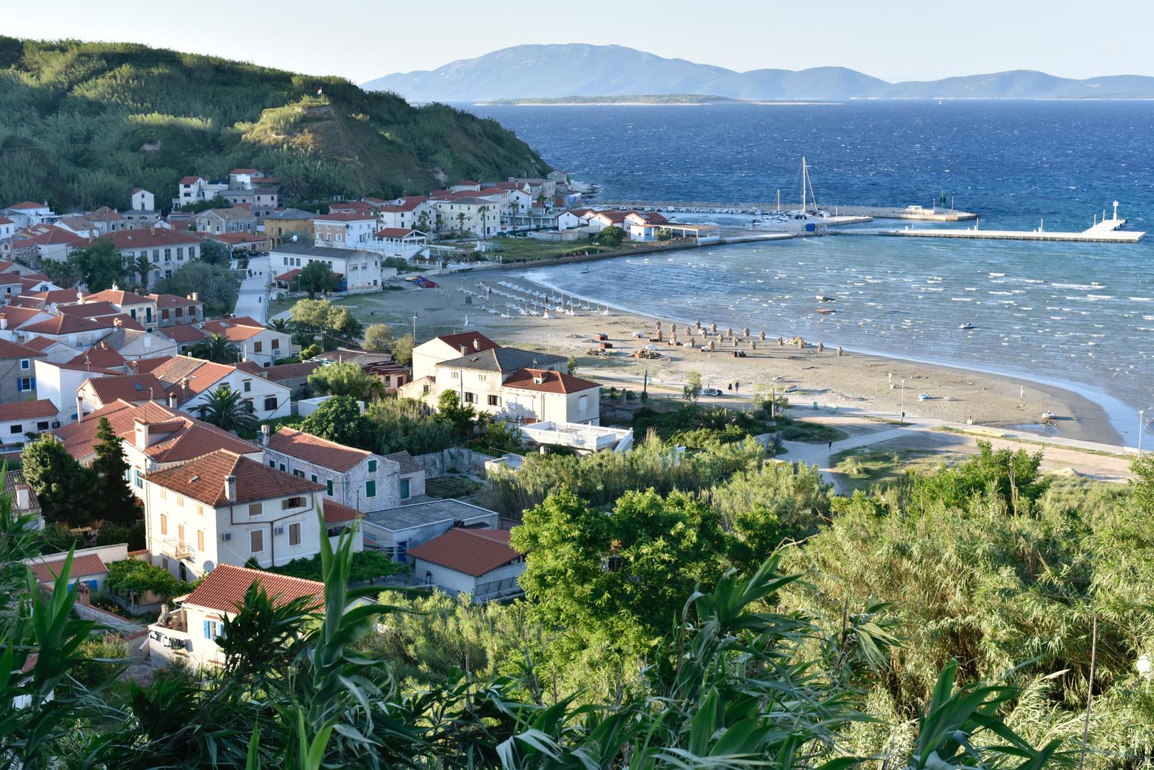 Susak (139 stanovnika) - Susak je jedinstven po svojim pješčanim obalama i specifičnom govoru, te je omiljeno odredište za one koji traže mir i tišinu.