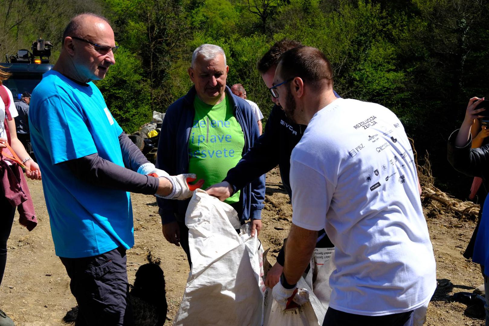 22.04.2023., Zagreb - Projekt Rezolucija Zemlja na Dan planeta Zemlje okupio je mnogobrojne gradane koji su se odazvali akciji ciscenja raznih lokacija diljem grada. U akciji je sudjelovao gradonacelnik Tomislav Tomasevic,  i ministar Gordan Grlic Radman. Photo: Slaven Branislav Babic/PIXSELL