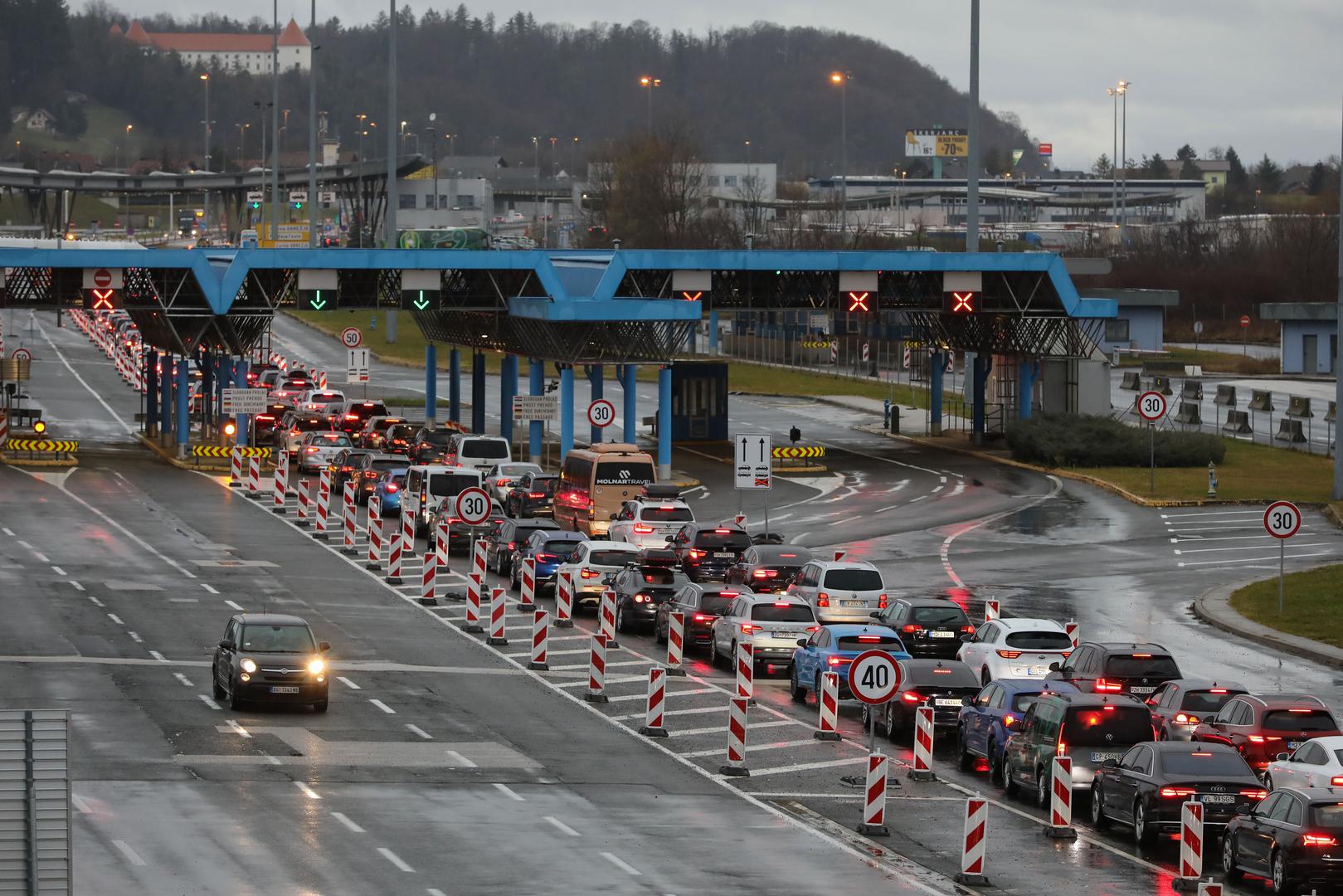 Inače, još su i jučer građani bili bijesni, nakon što se na jednoj Ininoj benzinskoj postaji na A3 stvorila veća gužva.