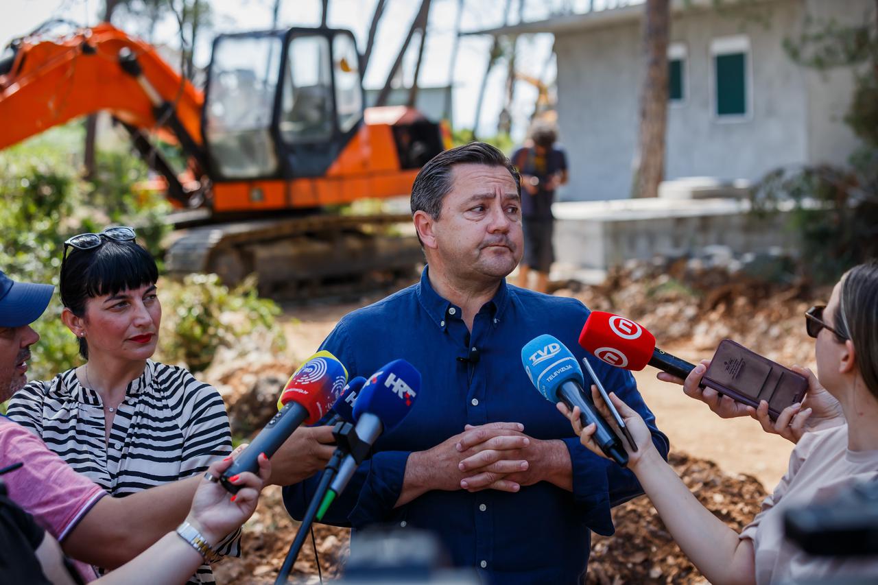 Čiovo: Andrija Mikulić obratio se medijima povodom rušenja bespravno sagrađenih objekata
