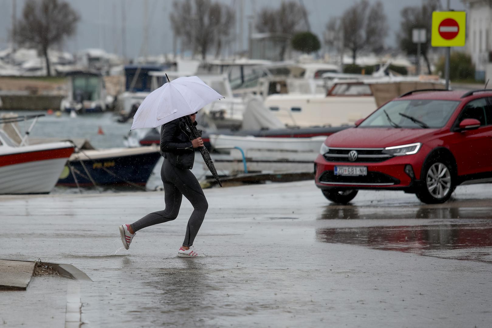 11.03.2024., Zadar - U Zadru je palo 164 litre kise po cetvronom metru u zadnja 24 sata. To predstavlja rekordnu kolicinu na toj mjernoj postaji u ozujku otkad postoje mjerenja. Do sad je evidentirana 21 tehnicka intervencija, u tijeku ih je 12, a nove dojave gradjana neprestano stizu. Photo: Sime Zelic/PIXSELL