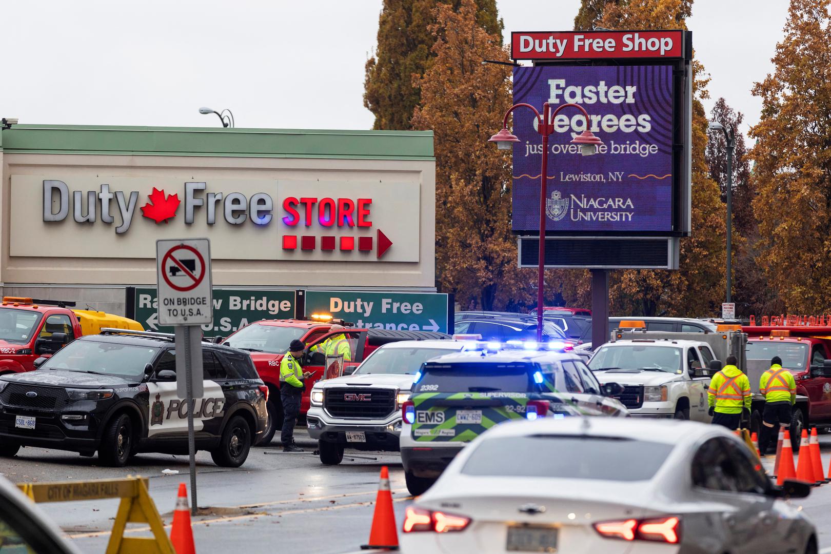 Niagara Regional Police and City of Niagara Falls workers close access to the Rainbow Bridge after an incident at the U.S. border crossing with Canada, as seen from Niagara Falls, Ontario, Canada November 22, 2023.  REUTERS/Tara Walton Photo: Tara Walton/REUTERS