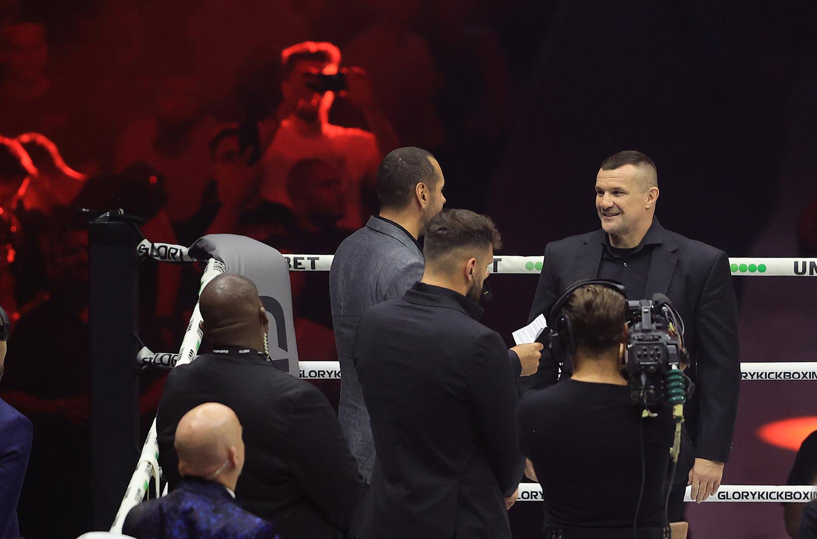 Cro Cop je u ring ušao uz njegovu ulaznu pjesmu, Wild Boys od Duran Durana, a potom je od Antonija Plazibata, stručnog sukomentatora dobio mikrofon