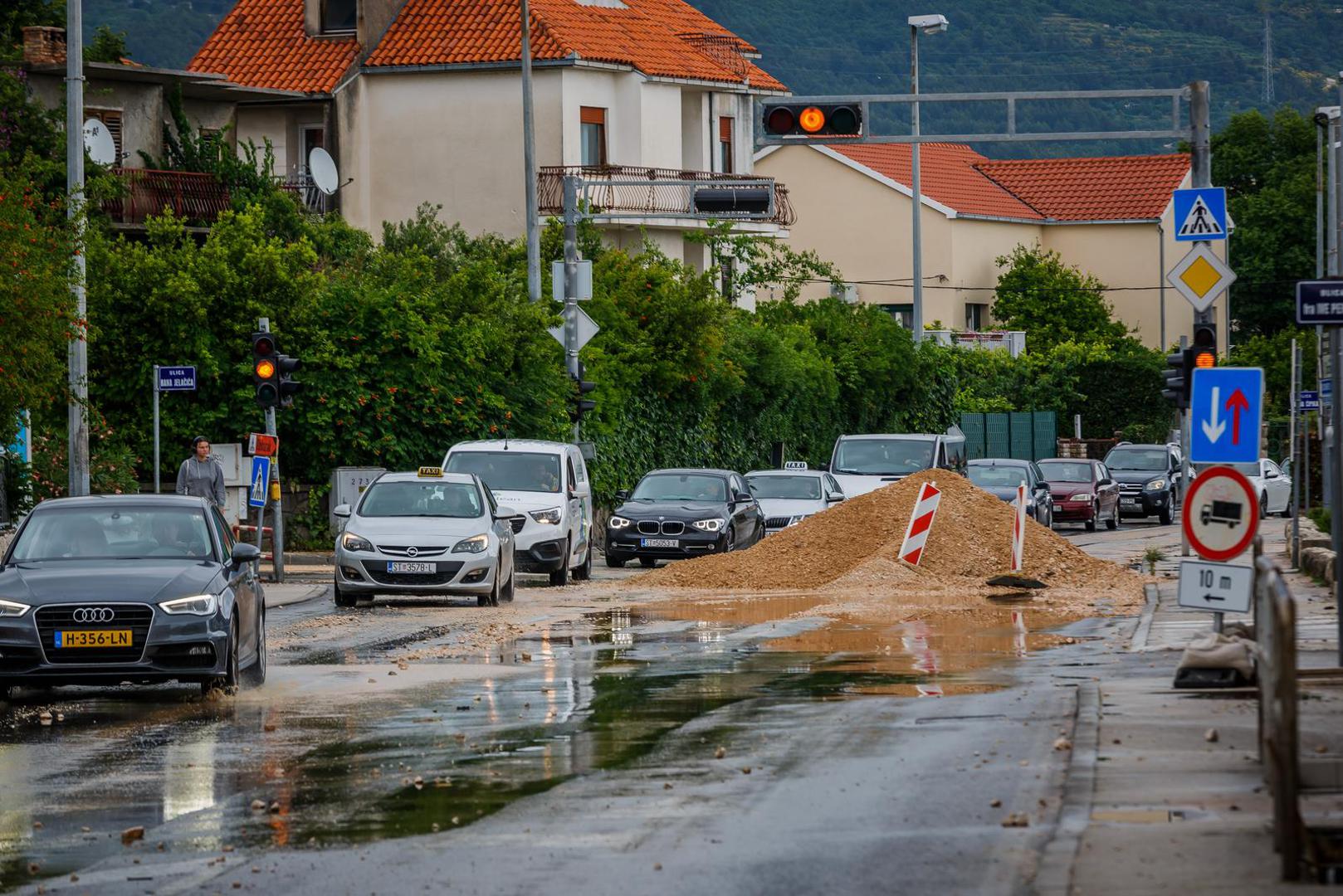 30.05.2022., Kastela - Tijekom jutra sire trogirsko i kastelansko podrucje zahvatilo je olujno nevrijeme s obilnom kisom, te su mnoge kuce i poslovni prostori poplavljeni.

 Photo: Zvonimir Barisin/PIXSELL