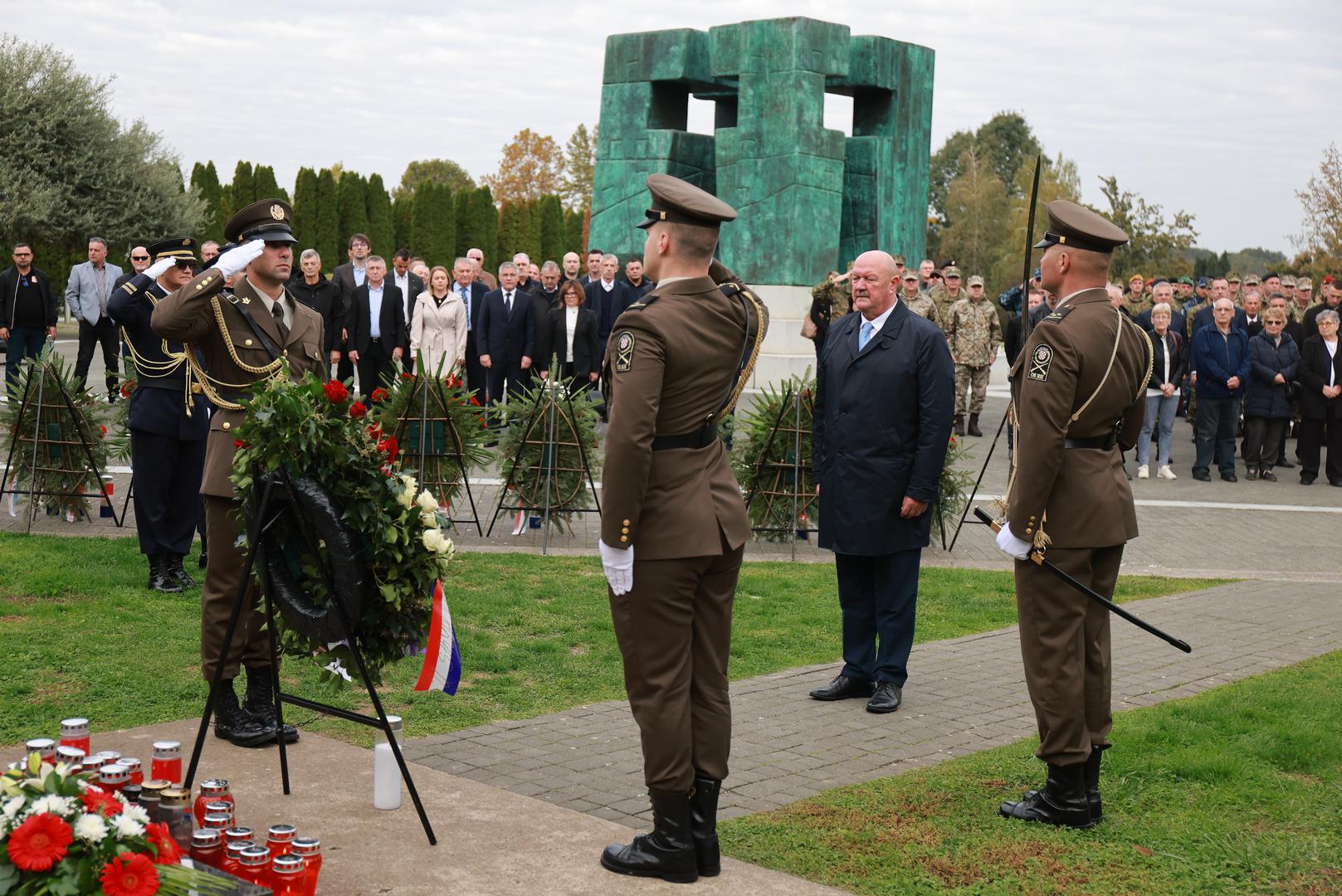 16.10.2024., Vukovar - Memorijalno groblje zrtava iz Domovinskog rata, Obilježavanje 33. godisnjice pogibije general-bojnika Blage Zadre i pukovnika Alfreda Hilla. Program obiljezavanja zapoceo je polaganjem vijenaca na mjesta vjecnih pocivalista general-bojnika Blage Zadre i pukovnika Alfreda Hilla. Photo: Davor Javorovic/PIXSELL