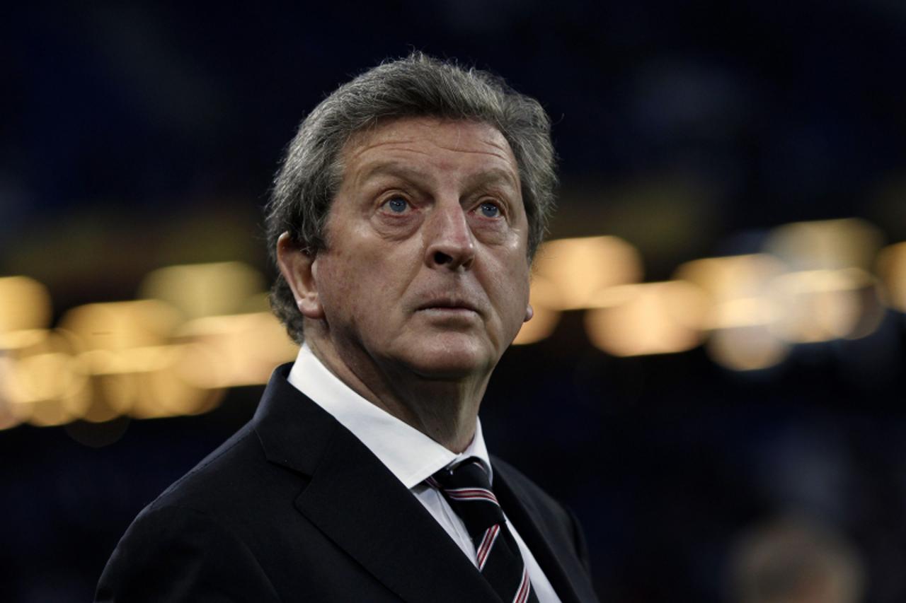 'Fulham\'s coach Roy Hodgson watches his team\'s warm-up before their Europa League semi-final, first leg soccer match against Hamburg SV in Hamburg April 22, 2010. REUTERS/Christian Charisius (GERMAN