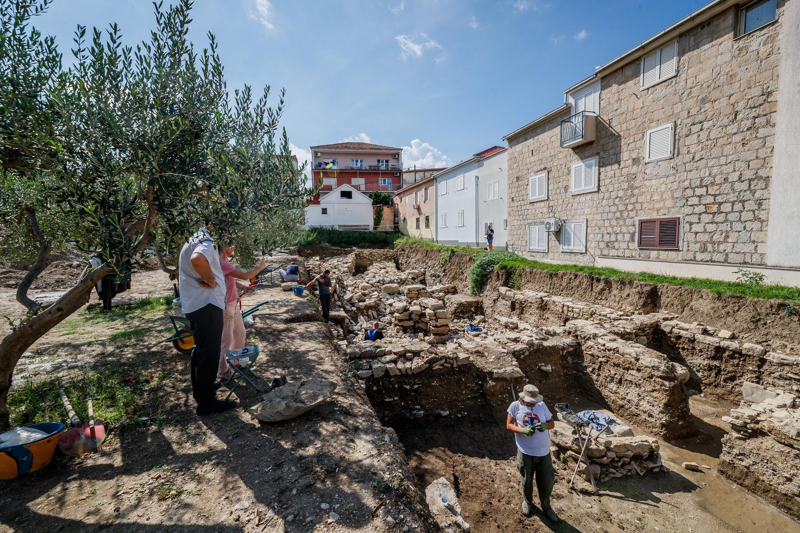 26.09.2024., Stobrec  - Prapovijesno Arheolosko nalaziste u centru Stobreca posjetila je ministrica Nina Obuljen Koezinek u pratnji Marine Ugarkovic. Photo: Zvonimir Barisin/PIXSELL