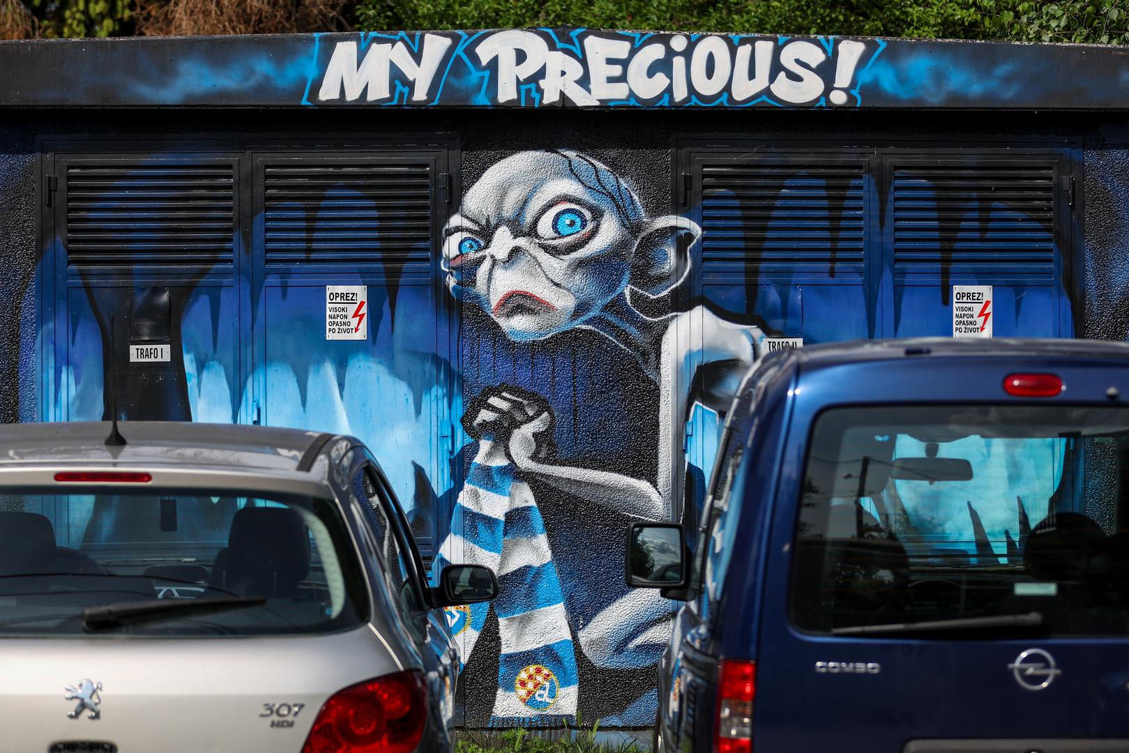 Obojan karakterističnom plavom bojom Dinama, ovaj mural prikazuje lika Golluma iz popularne triologije Gospodari prstenova kako u rukama drži Dinamov šal.
