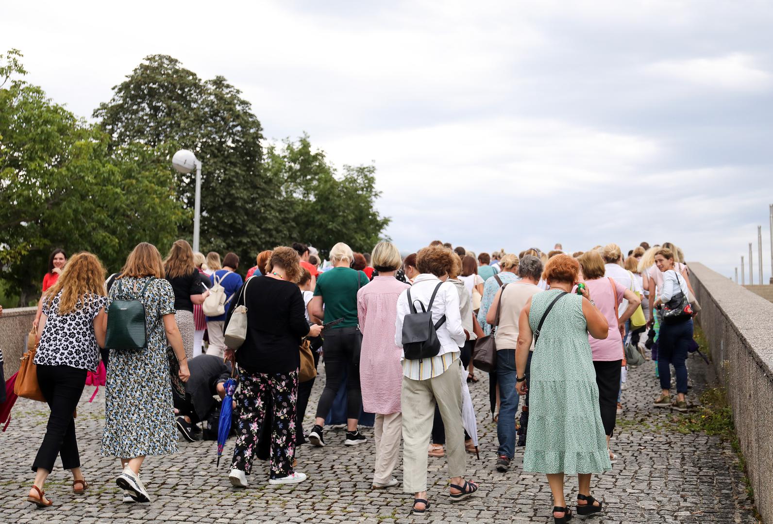 25.07.2023., Zagreb,  Pravosudni sluzbenici koji su vec osmi tjedan u strajku dosli su izraziti svoje nezadovoljstvo s pregovorima ispred Kongresne dvorane gdje se odrzava 256.sjednica Gospodarsko-socijalnog vijeca na kojoj se prezentira prijedlog zakona o placama u drzavnoj sluzbi i javnim sluzbama Photo: Emica Elvedji/PIXSELL