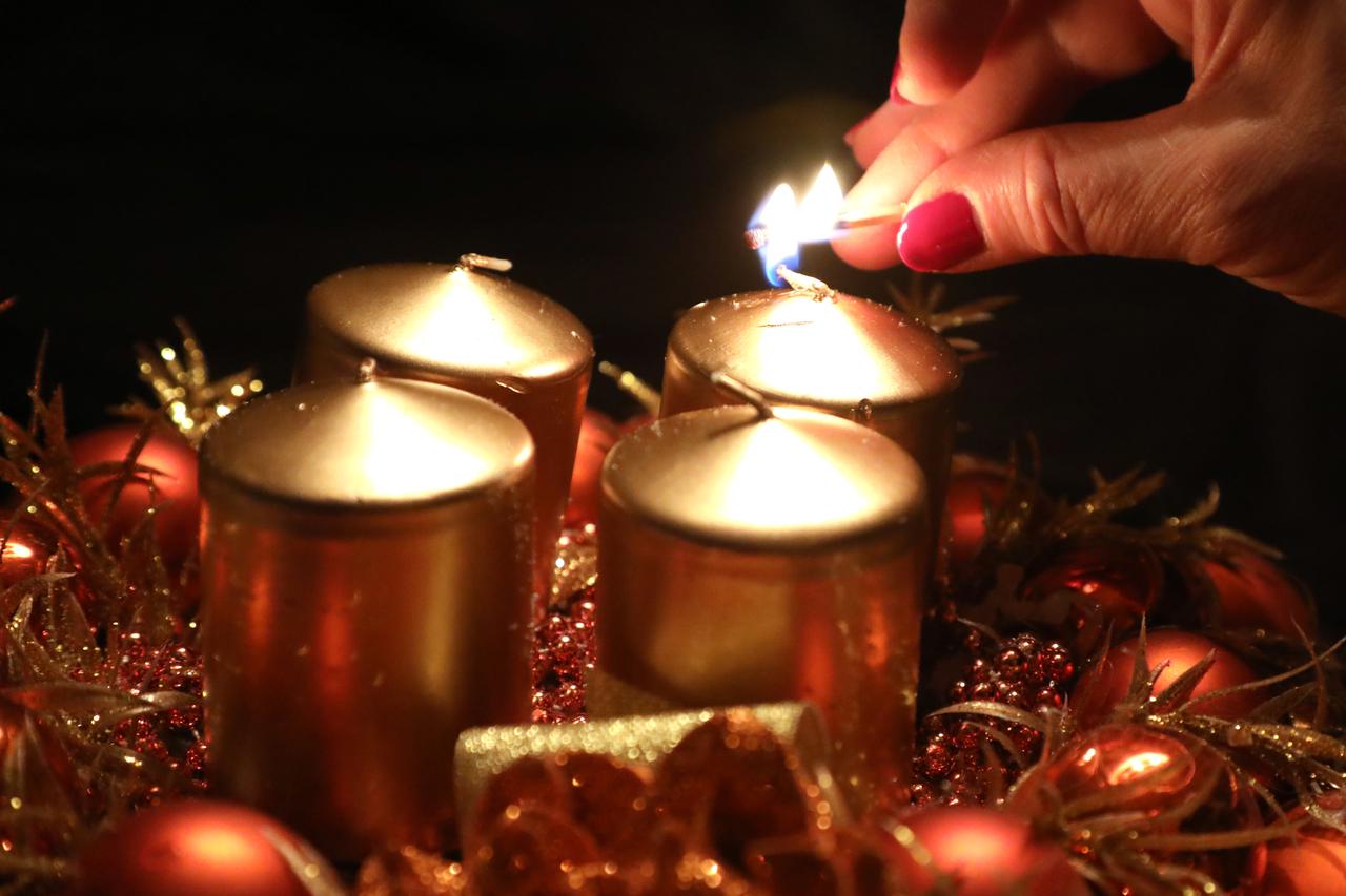 Šibenik: Na prvu nedjelju došašća pali se prva svijeća na adventskom vijencu