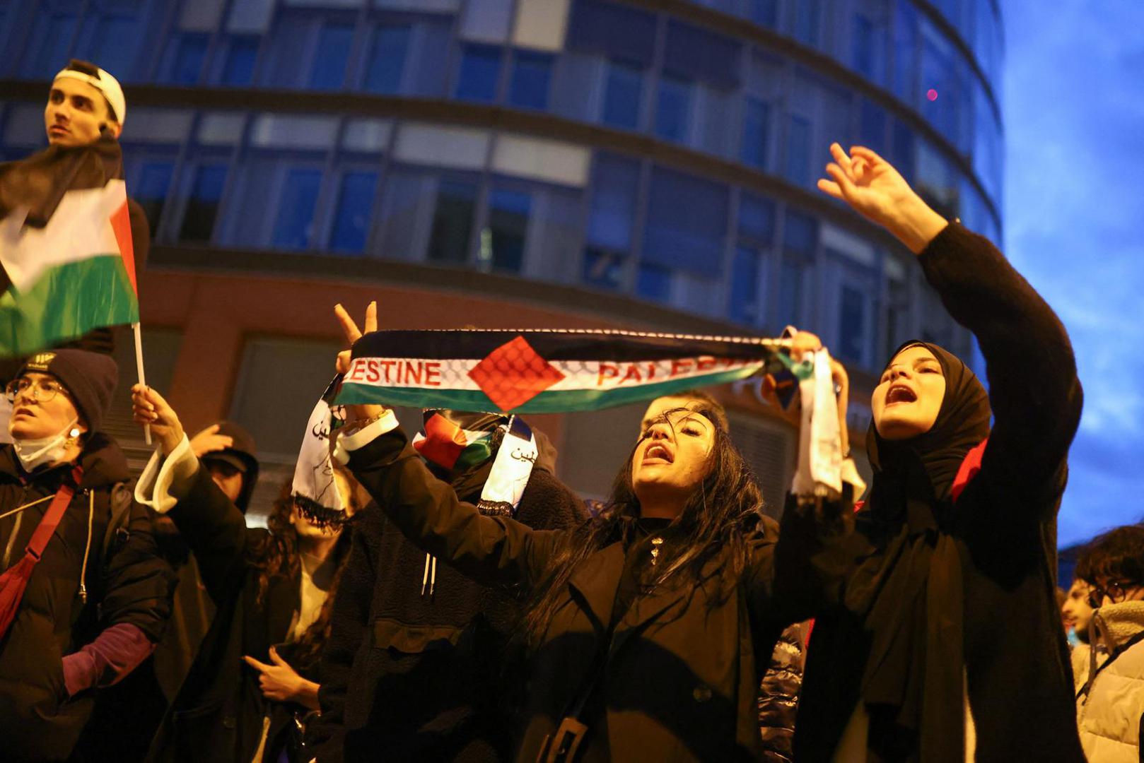 Pro-Palestinian demonstrators protest during the ongoing conflict between Israel and the Palestinian Islamist group Hamas, in Berlin, Germany October 15, 2023. REUTERS/Christian Mang Photo: CHRISTIAN MANG/REUTERS