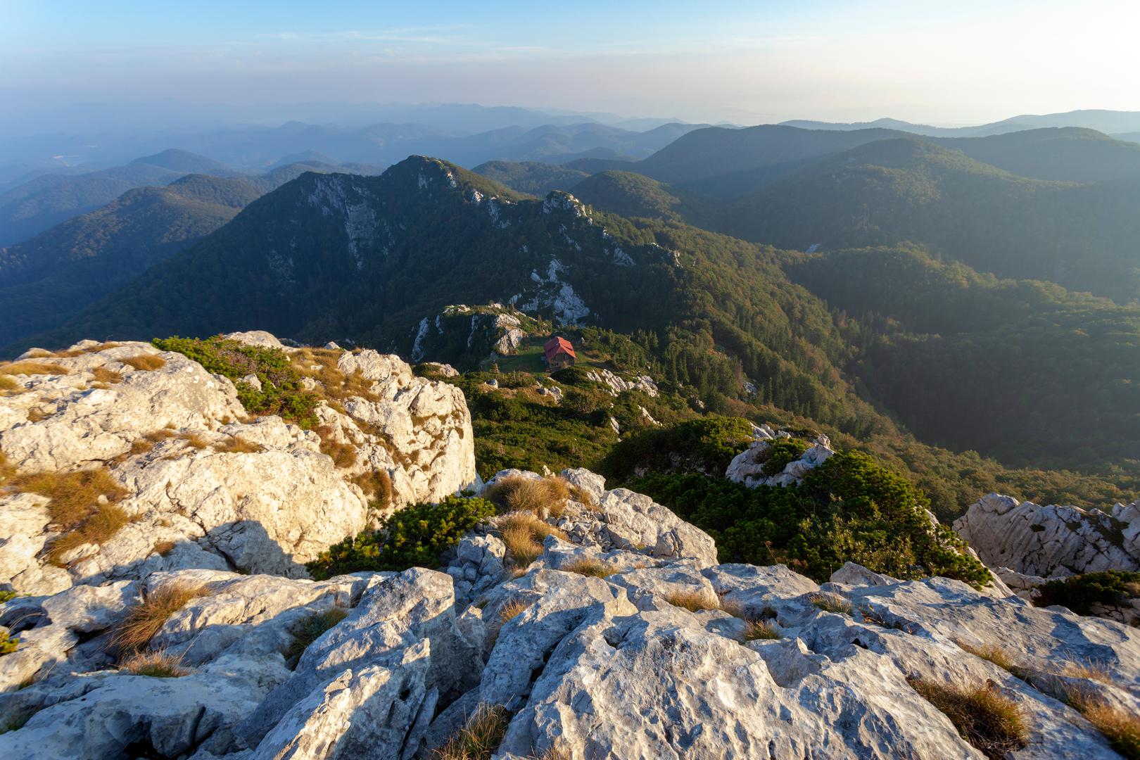 Poznati britanski The Guardian izdvojio je pet najljepših Europskih nacionalnih parkova, a među njima se našao i jedan hrvatski. Nudeći izuzetan krajolik, rijetke divlje životinje i spektakularne staze, Risnjak definitivno vrijedi posjetiti! A, možete li prepoznati svih osam naših nacionalnih parkova samo prema jednoj slici? Probajte! 