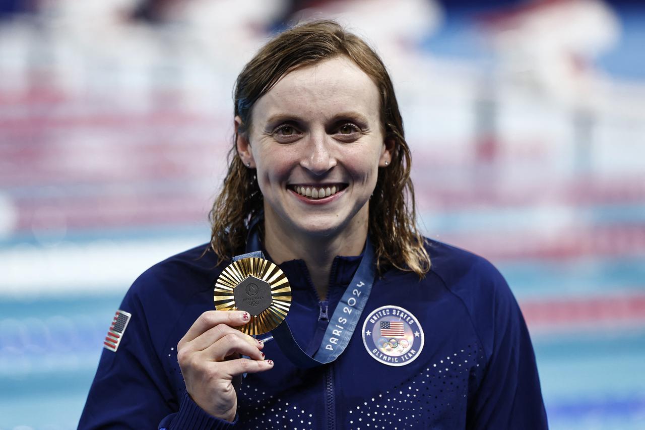 Swimming - Women's 800m Freestyle Victory Ceremony