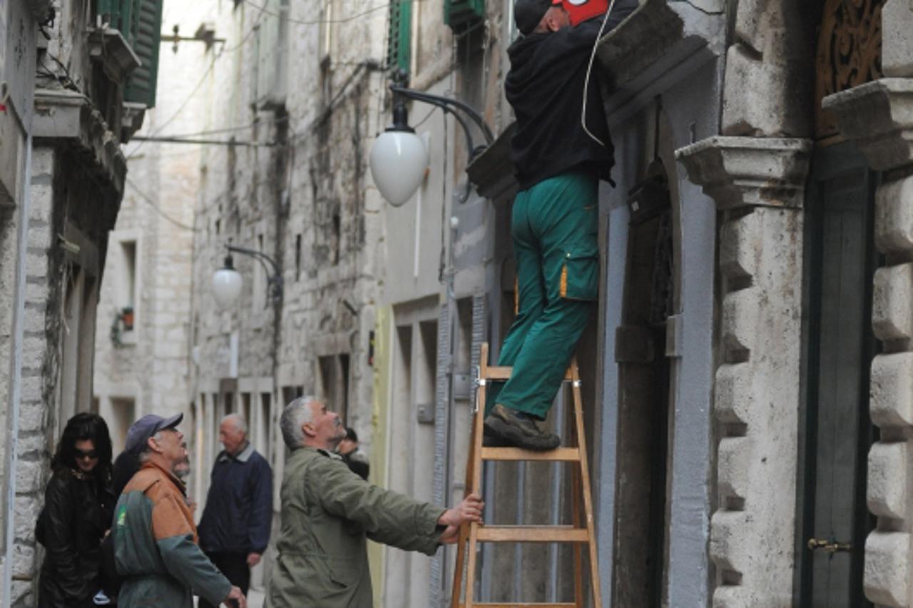 '25.03.2010.,Sibenik - Komunalni redari grada Sibenika uz asistenciju policije uklonili reklame iz staroga dijela grada za koje nisu izdane valjane dozvole Photo: Hrvoje Jelavic/PIXSELL'