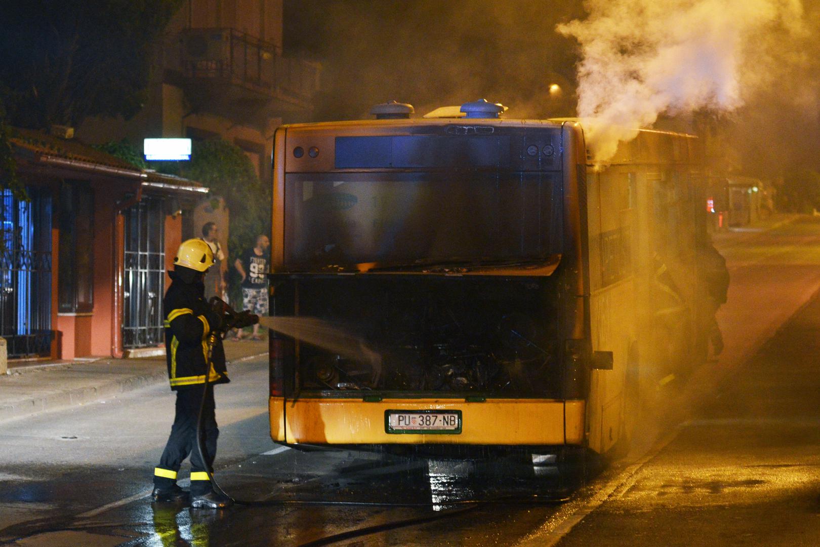 Autobus se zapalio u vožnji. 