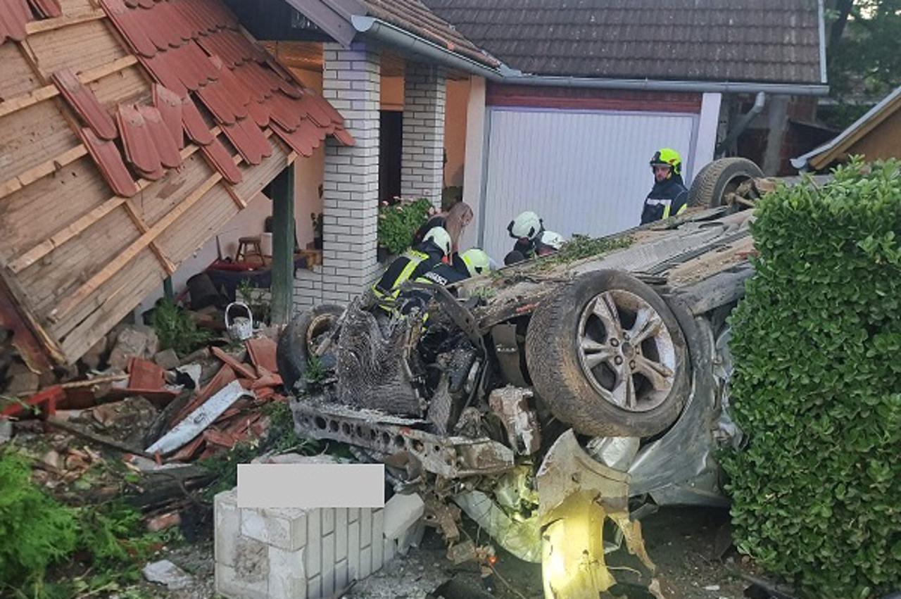 Auto se zabilo u dvorište kuće